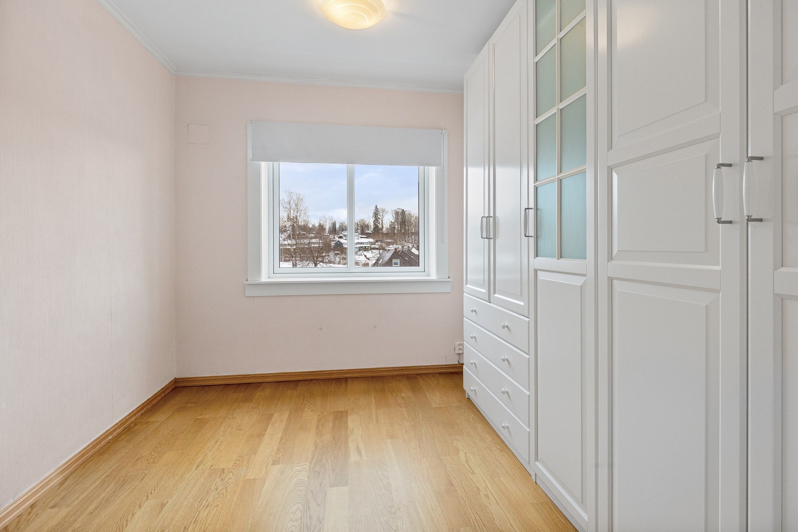 Leiligheten har to soverom. Hovedsoverommet har god plass til dobbeltseng og garderobeløsning. Galleribilde