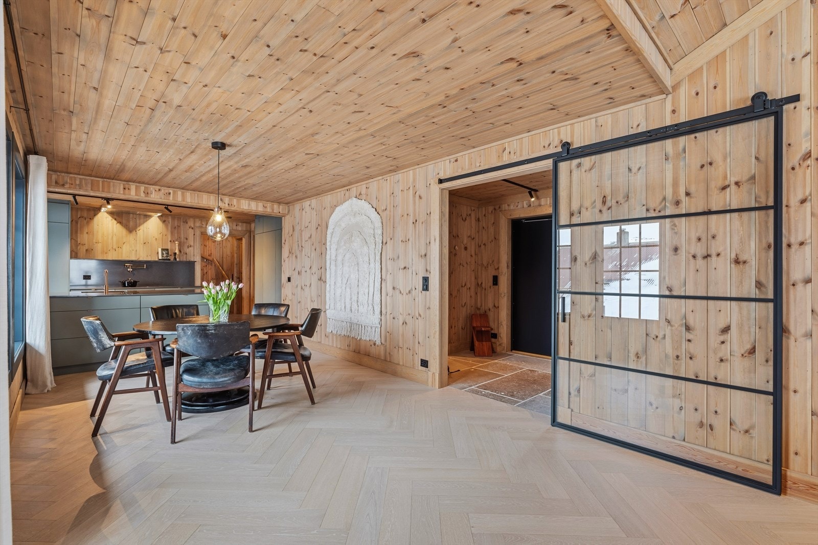 Fra gang kommer du inn i til kjøkken/stue. Nydelig fiskebein parkett i eik. Galleribilde