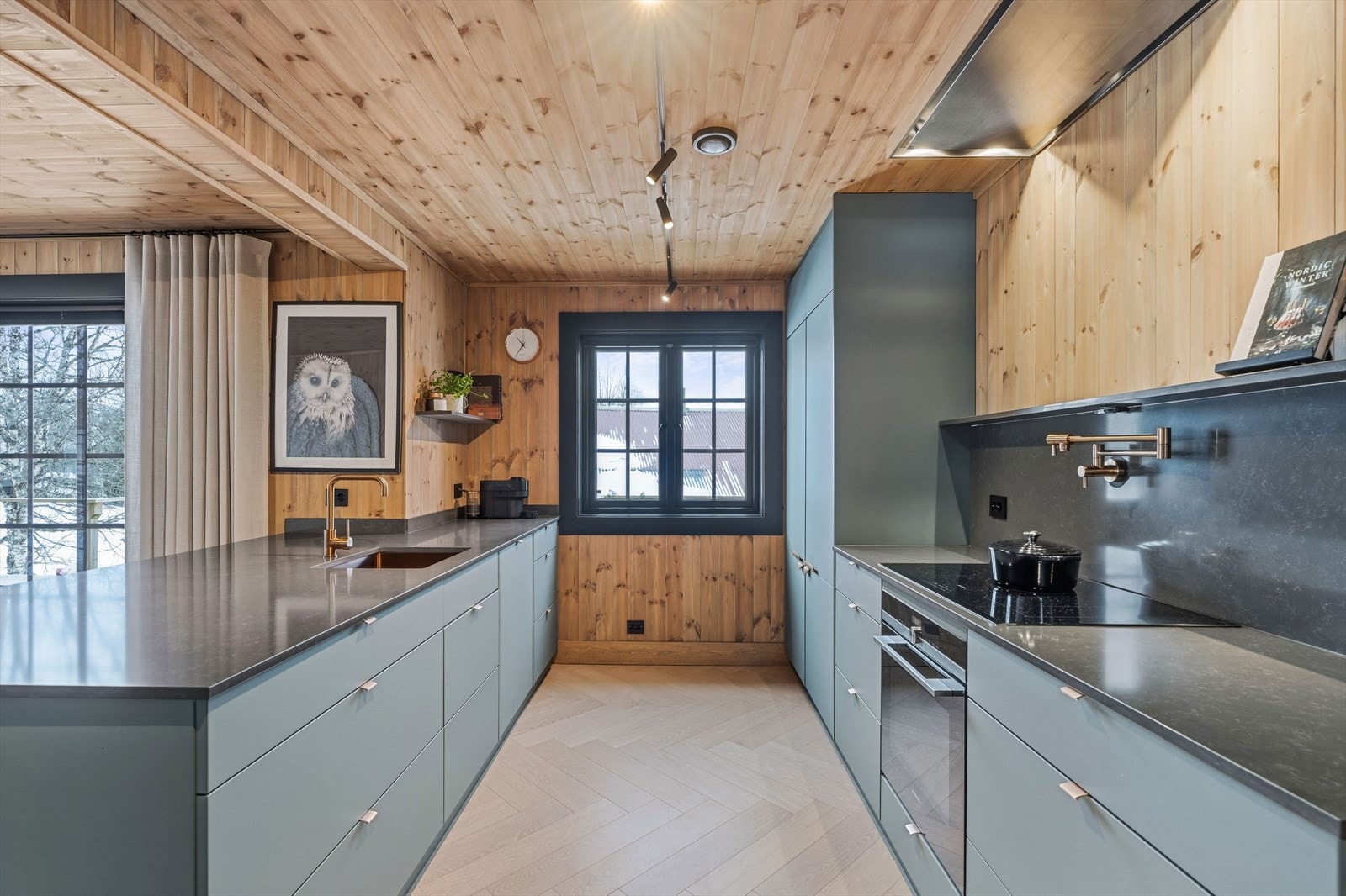 Romslig og solid kjøkken. Rikelig med skap- og benkeplass. Legg merke til grytefyller over platetopp, dette er UNIKT. Galleribilde