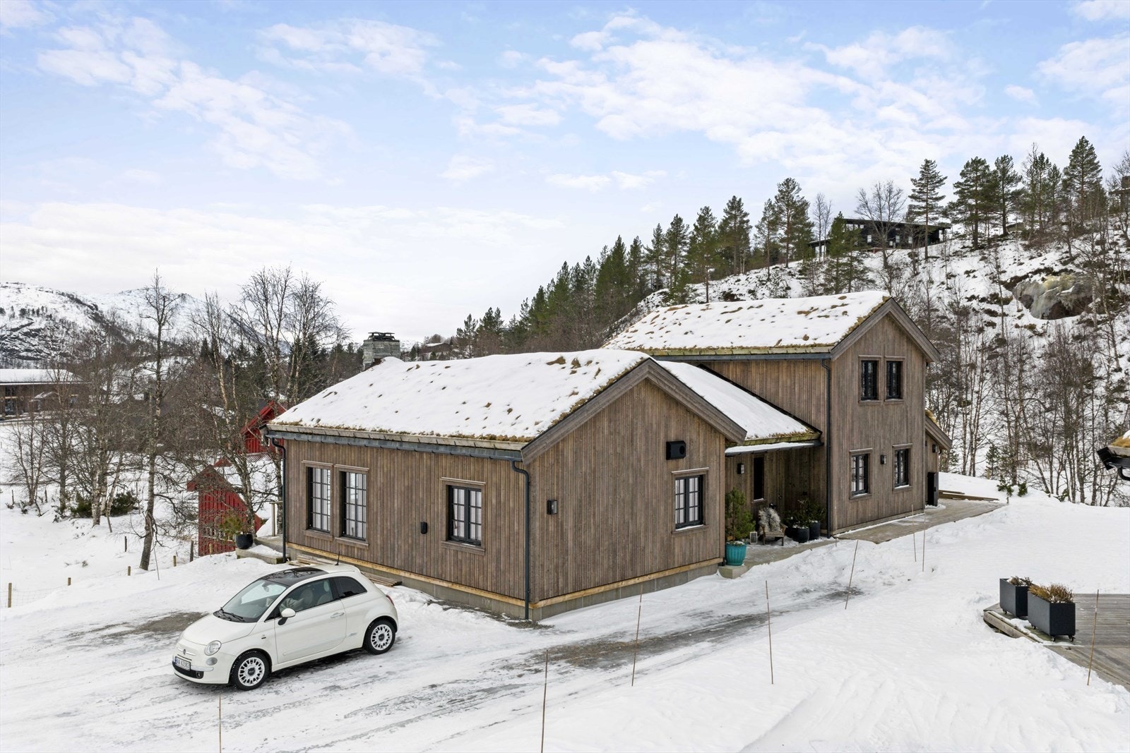 Rikelig med parkeringsmuligheter på egen tomt. Galleribilde