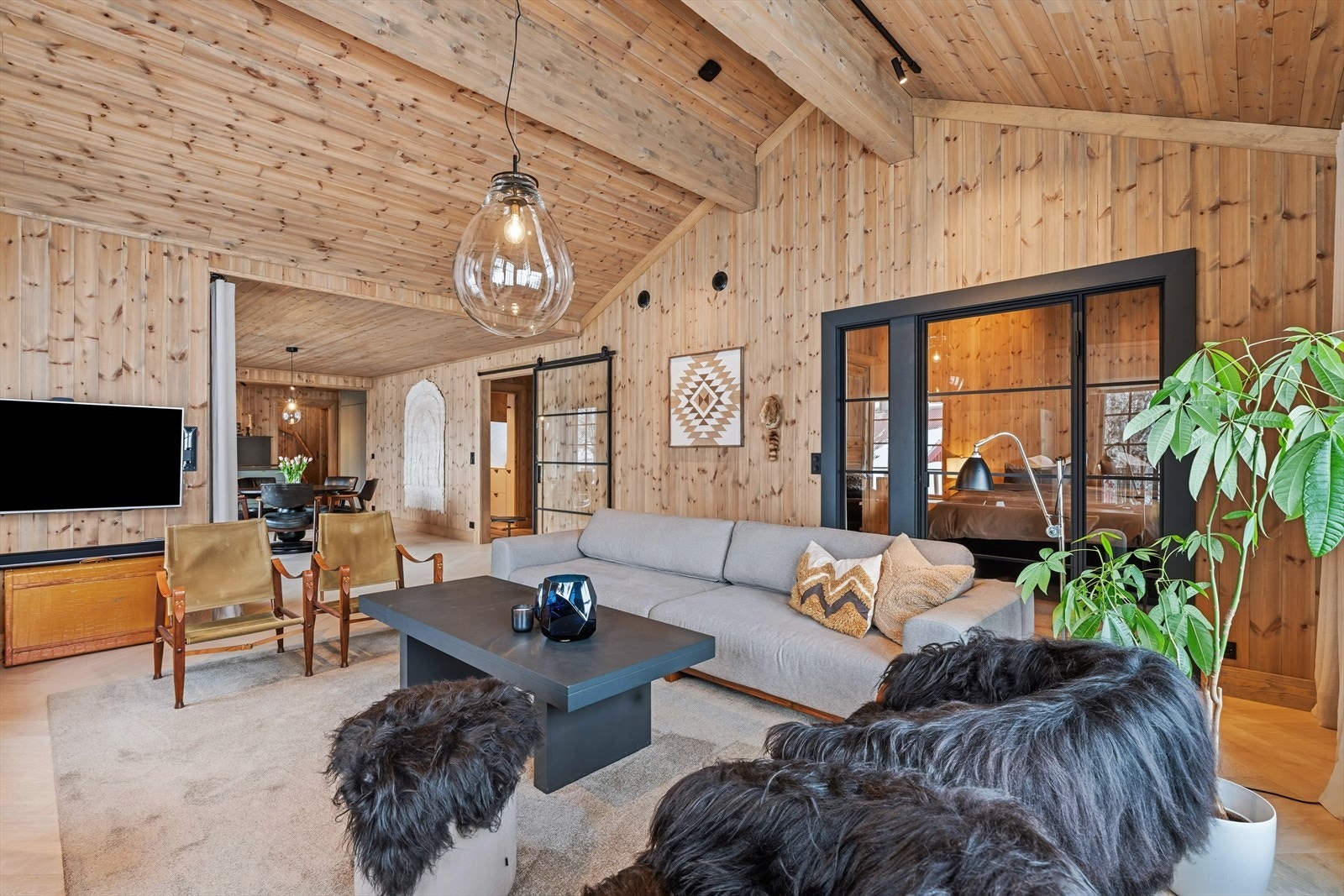 Hele familien og litt til kan boltre seg i stuen. Her er det plass til alle. Galleribilde