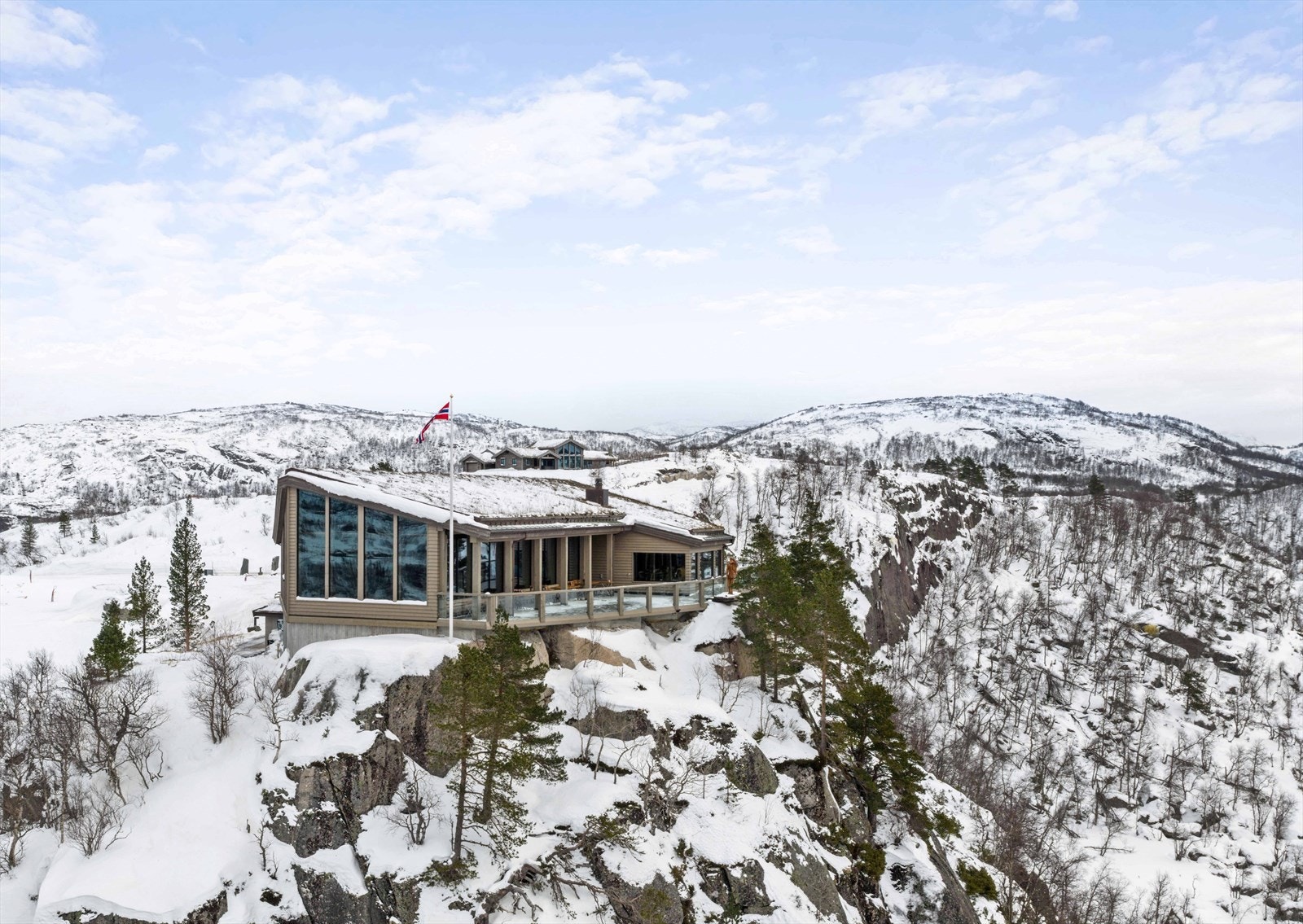 Slottet som er Sirdals beste resturant. Du har utsikt over hele dalen. Velkommen. Galleribilde