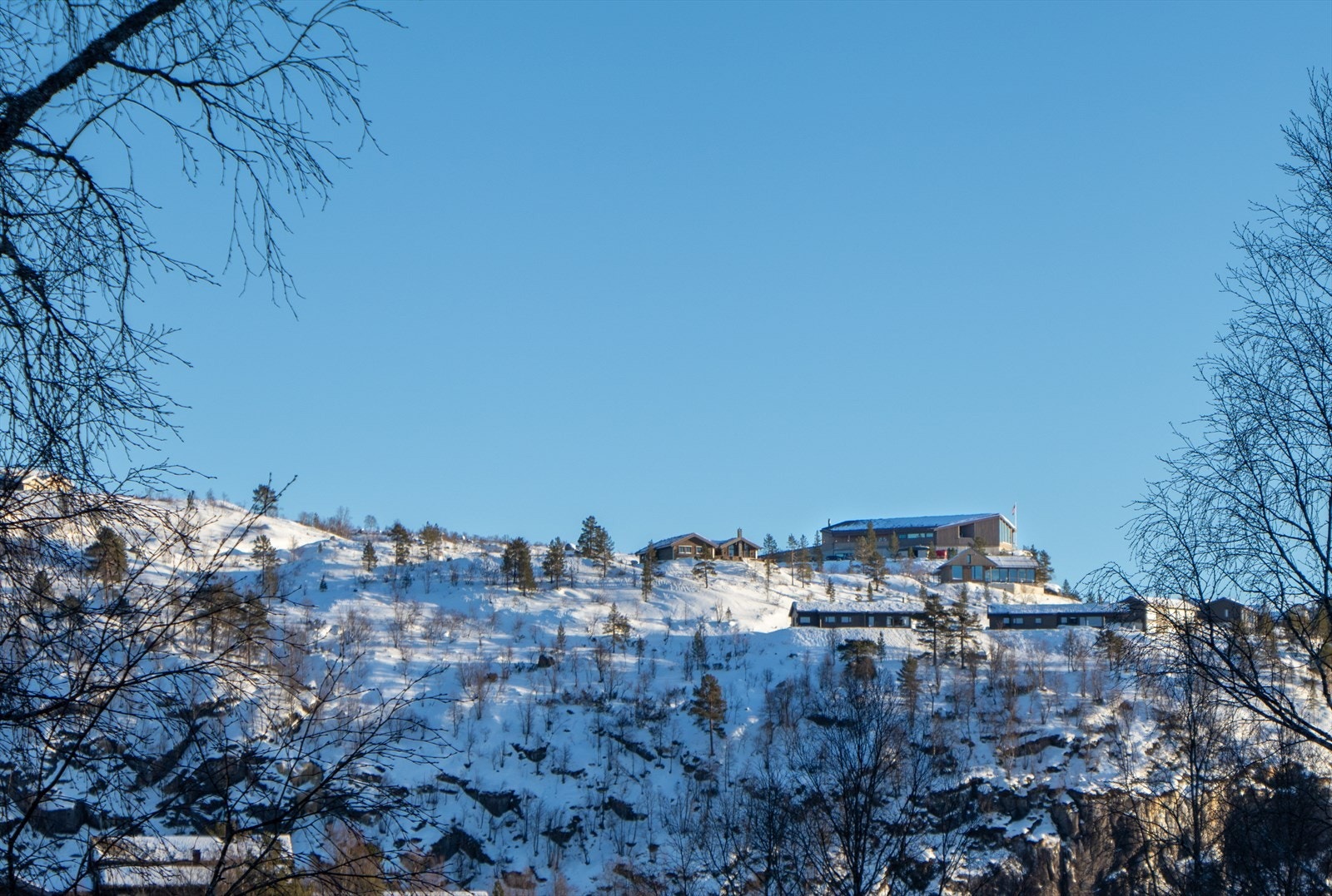 Utsikt fra terasse og spisestue. Galleribilde