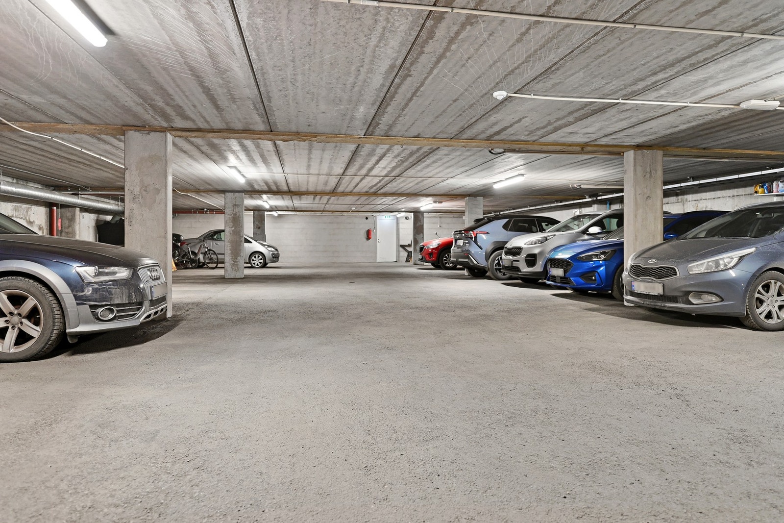 Seksjonen disponerer egen parkeringsplass i felles garasjeanlegg. Galleribilde