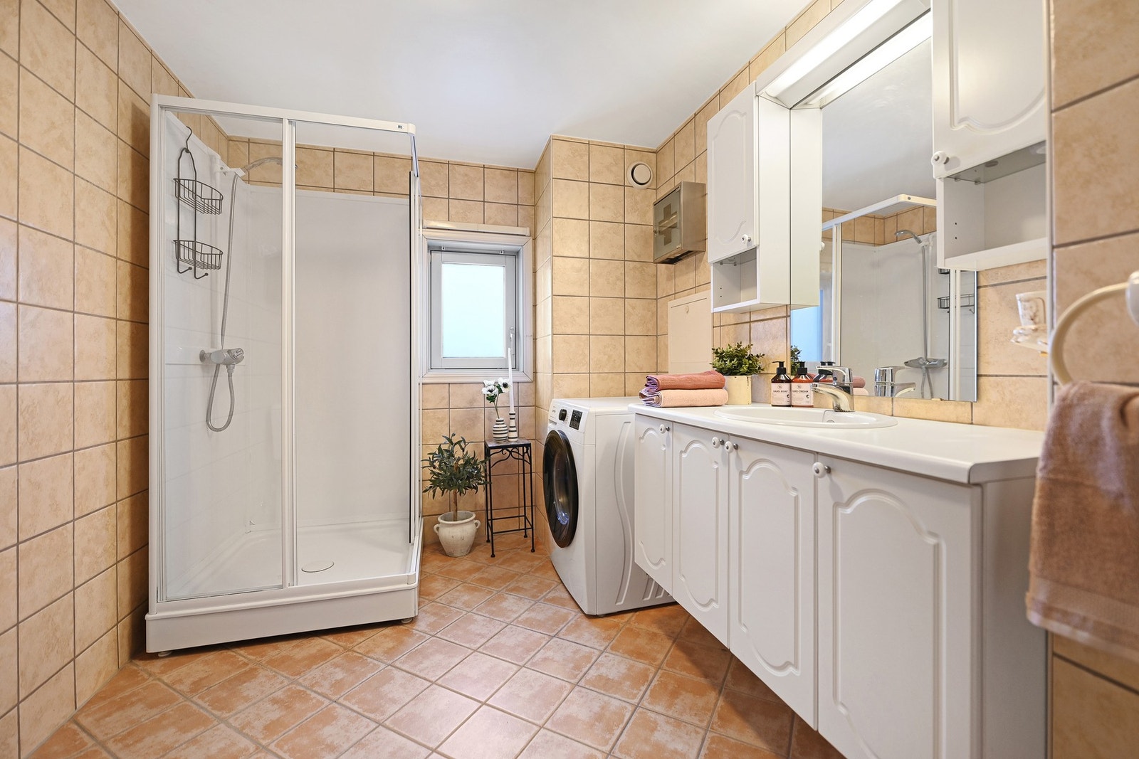 Stort og praktisk bad/vaskerom. Galleribilde