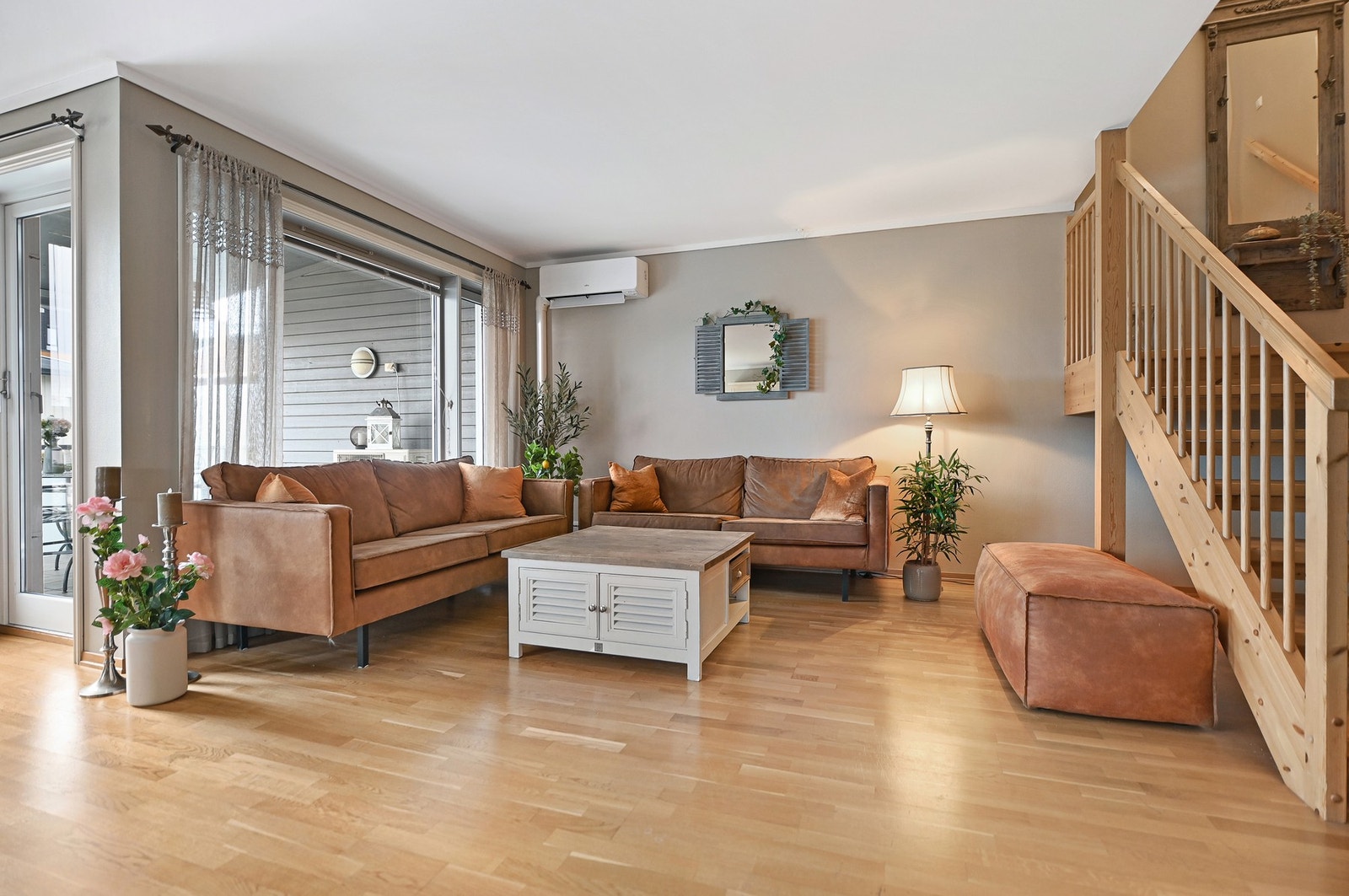 Dette er en lys og romslig stue med åpen løsning mot kjøkken og spiseplass. Galleribilde