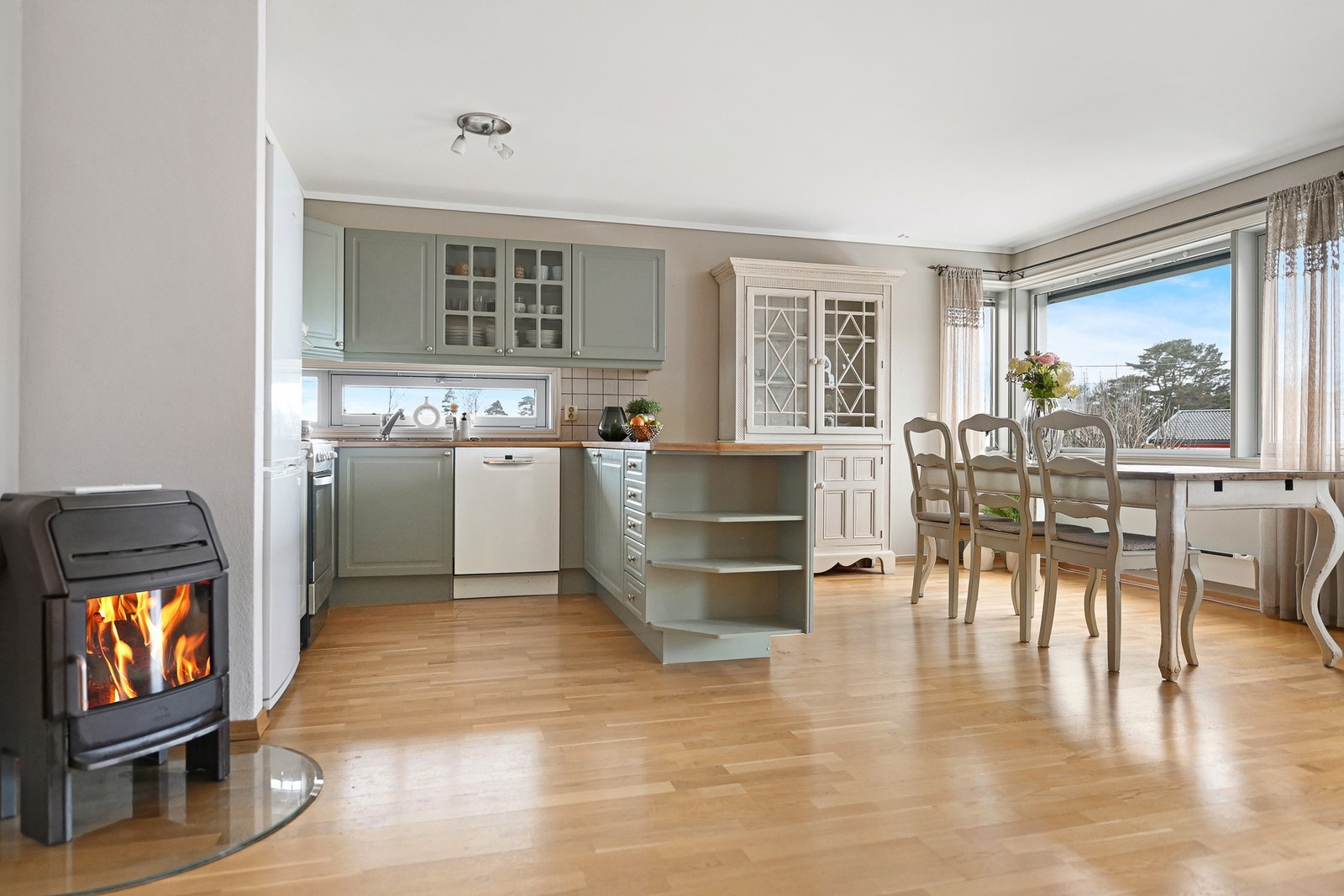 Midt i rommet er det montert peisovn, og boligen er i tillegg utstyrt med varmepumpe. Galleribilde