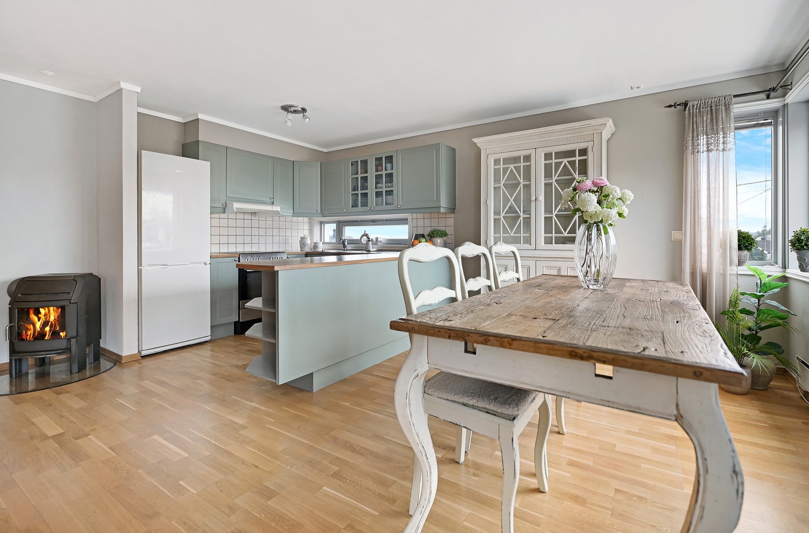 Seksjonen disponerer egen utvendig bod på ca. 6 kvm samt egen parkeringsplass i felles garasjeanlegg. Galleribilde