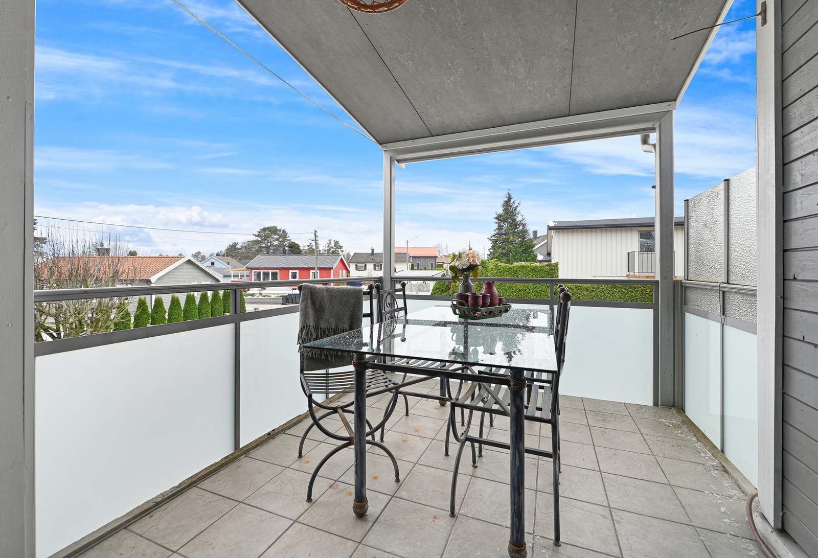 Terrasse med utgang fra stuen. Galleribilde