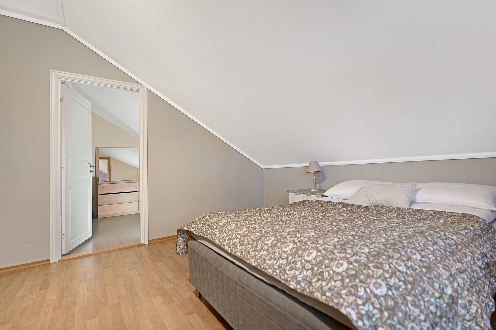 overommet på loftet har direkte adkomst til garderoberom. Galleribilde