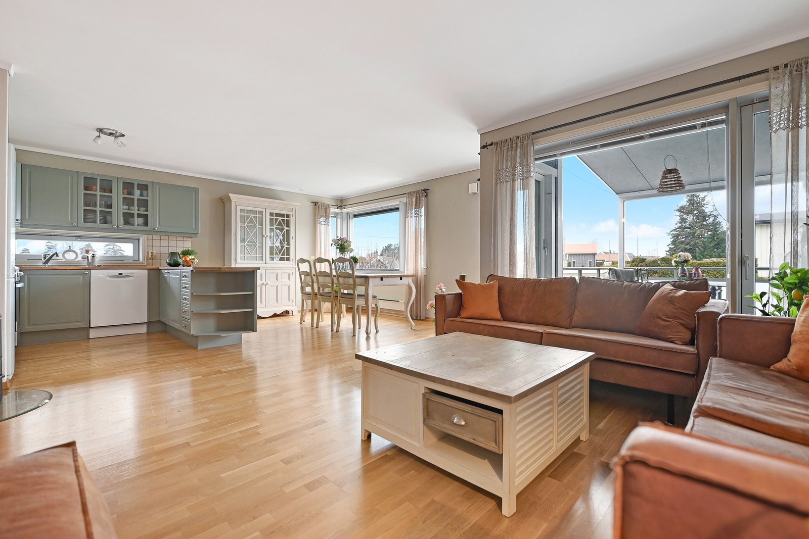 Lyse tregulv kombinert med nøytrale veggfarger gir et rolig og tidløst uttrykk. Galleribilde