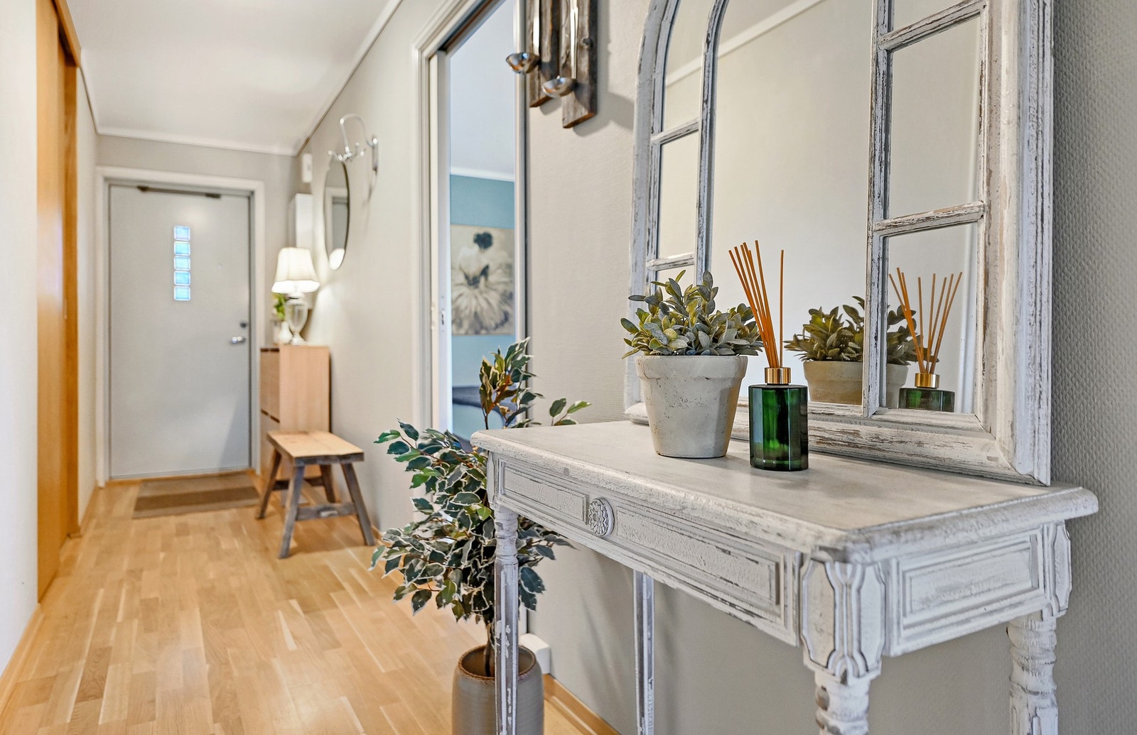 Gangen er luftig og lys. Det er skyvedørsgarderobe med god plass til det du trenger av klær, vesker og sko. Galleribilde