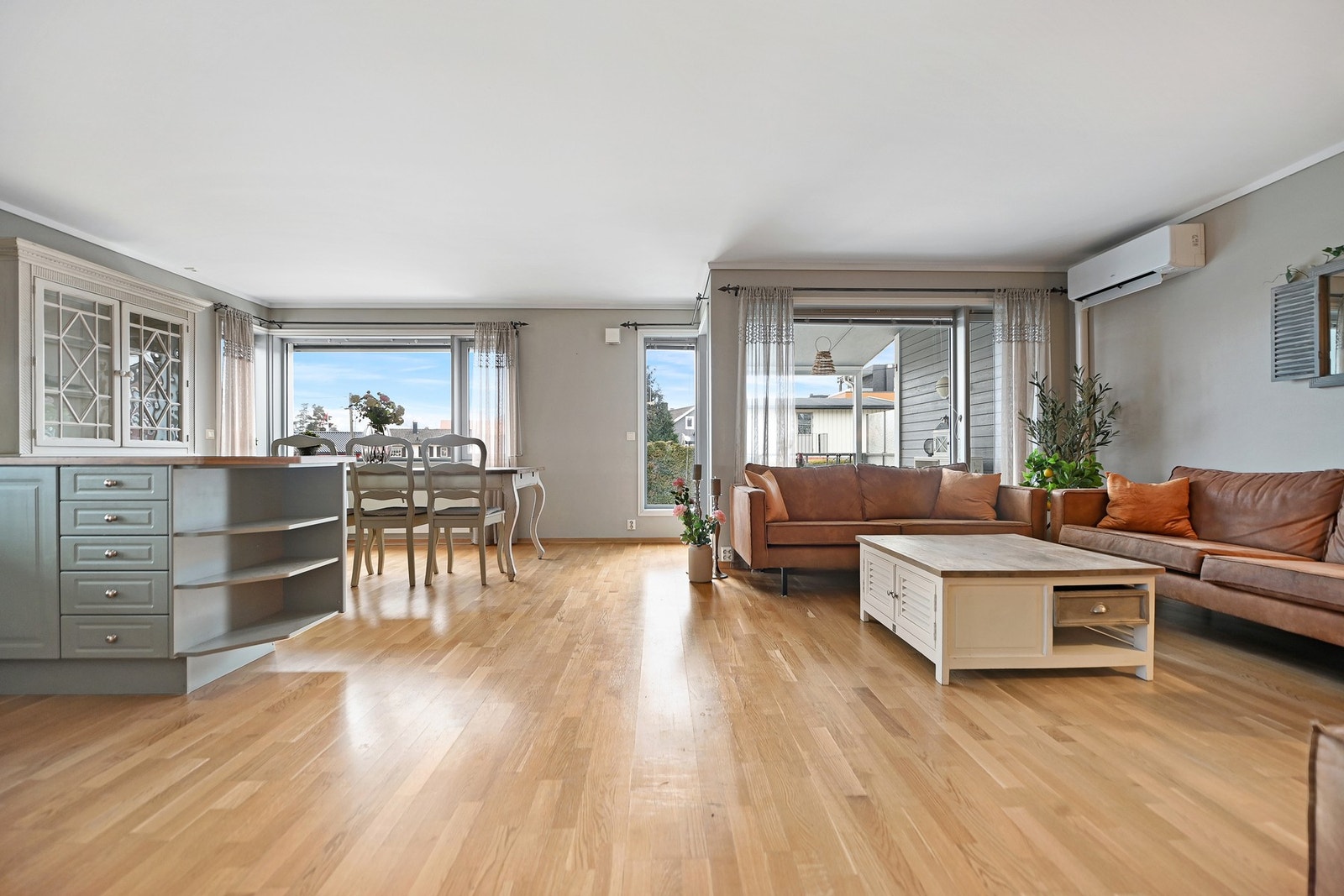 Leiligheten er gjennomgående og har to terrasser, som gir gode solforhold både morgen og kveld. Galleribilde