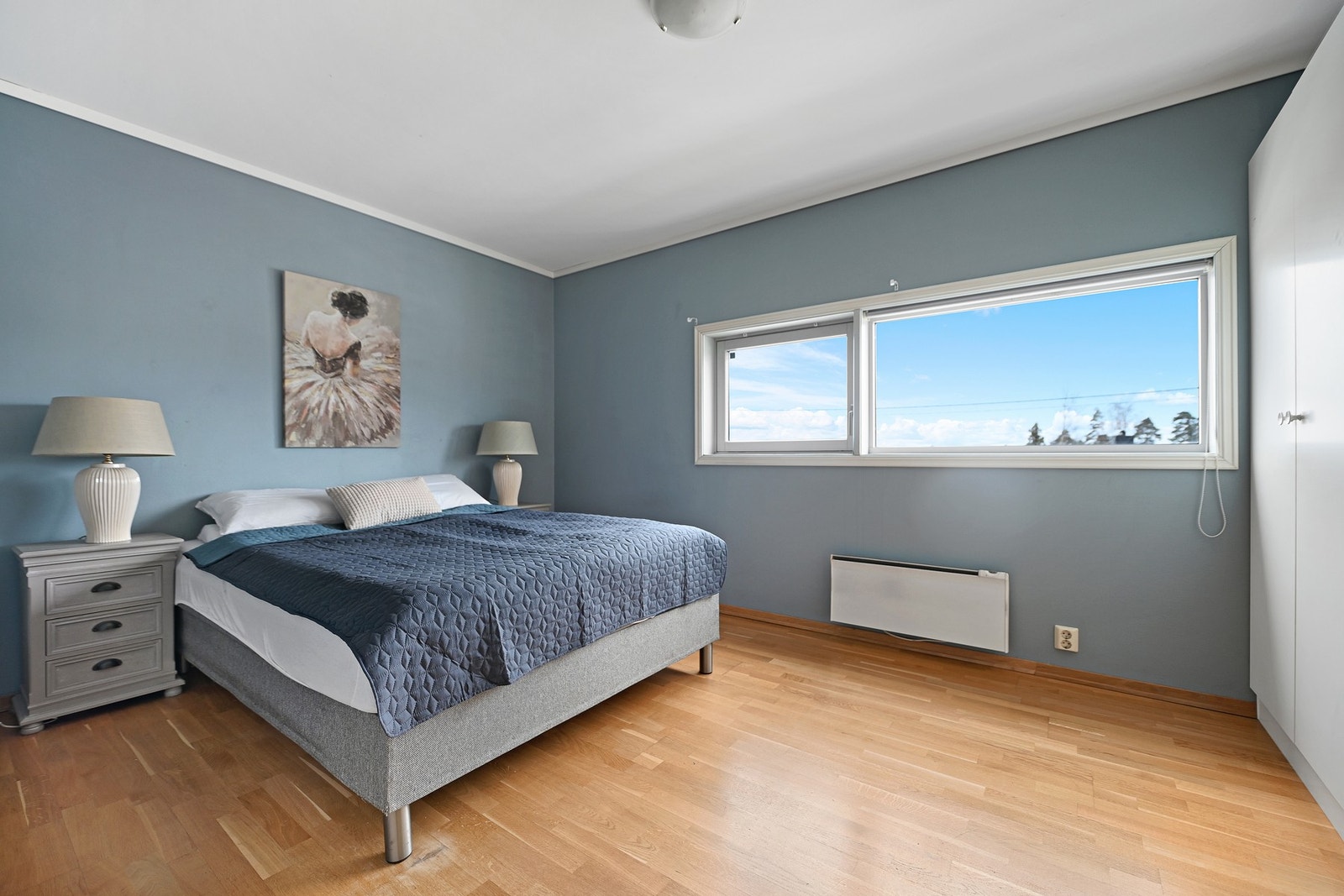 To av soverommene ligger i 2. etasje, mens det tredje er plassert på loftet. Galleribilde