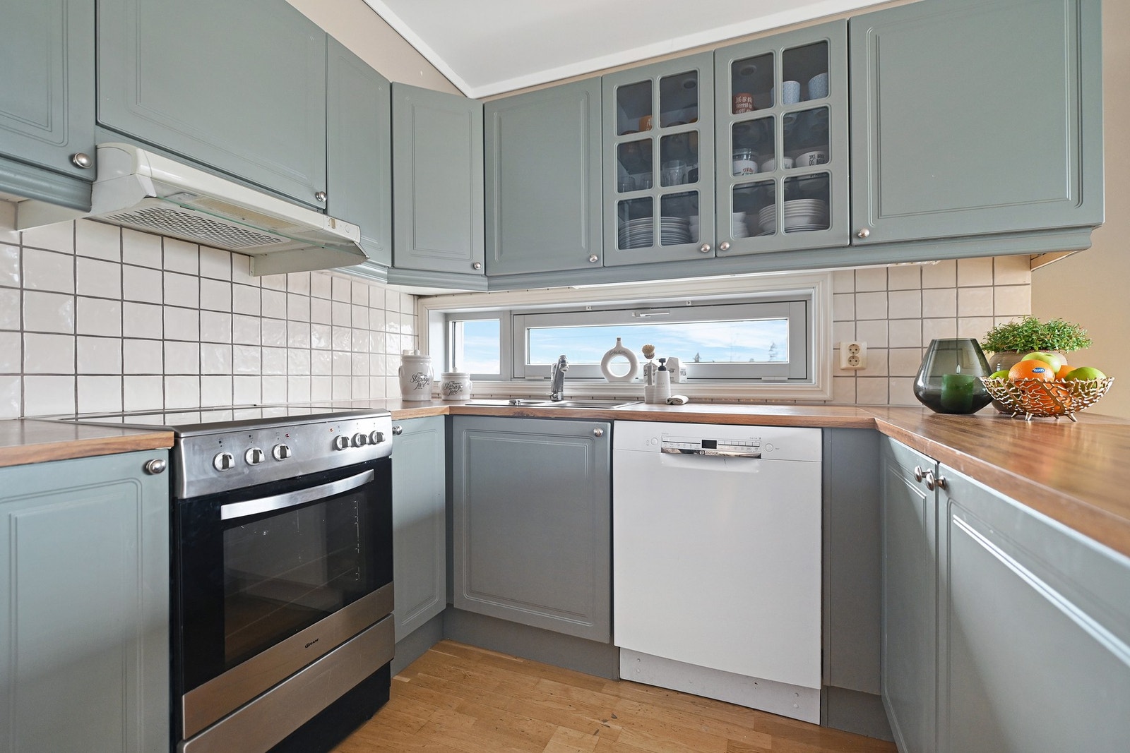 Hvitevarene består av frittstående komfyr, kjøl/fryseskap og underbygget oppvaskmaskin. Alle hvitevarer på kjøkkenet følger salget. Galleribilde