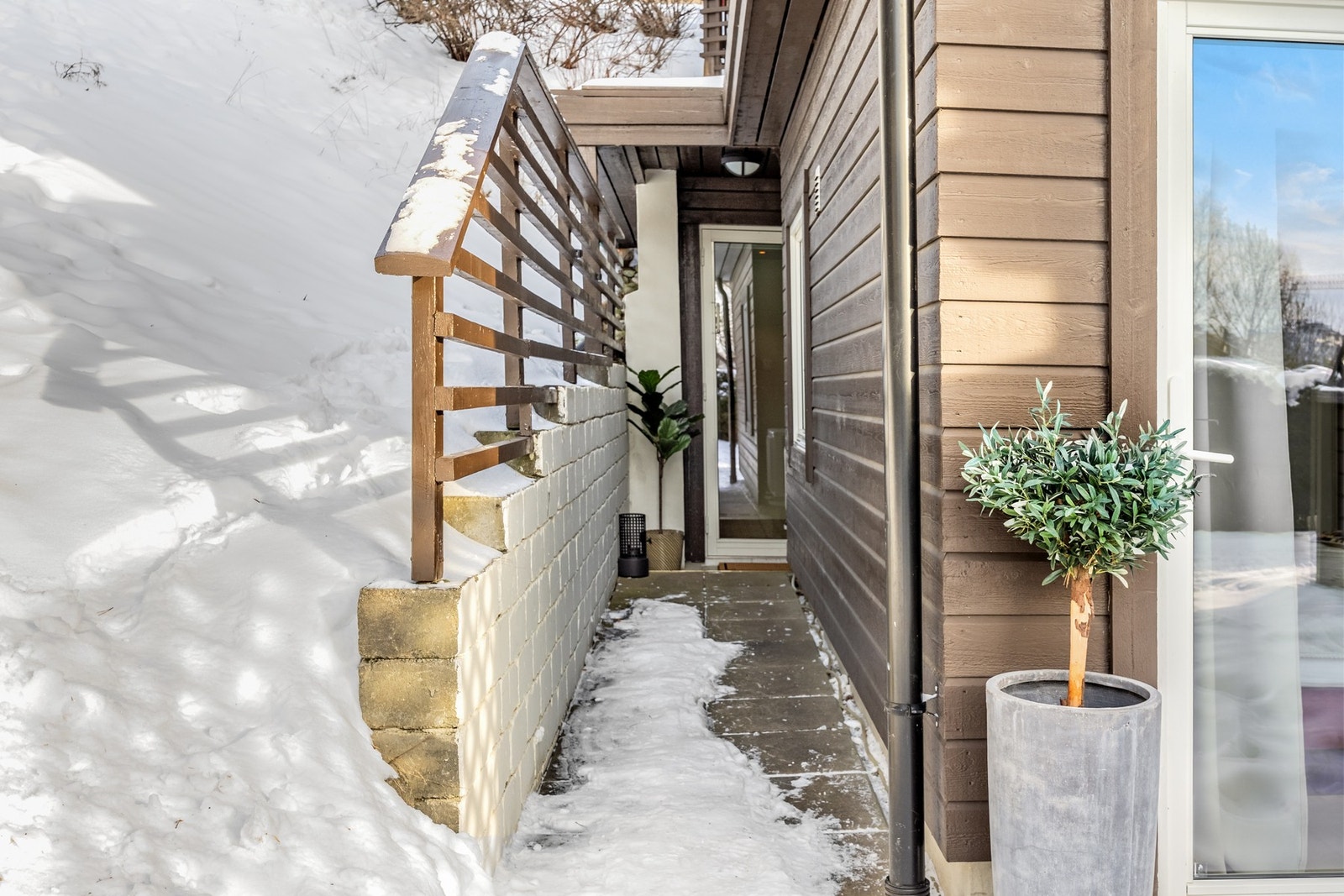 Leiligheten har, som få andre, inngang fra både hovedinngangen og fra bakkeplan Galleribilde