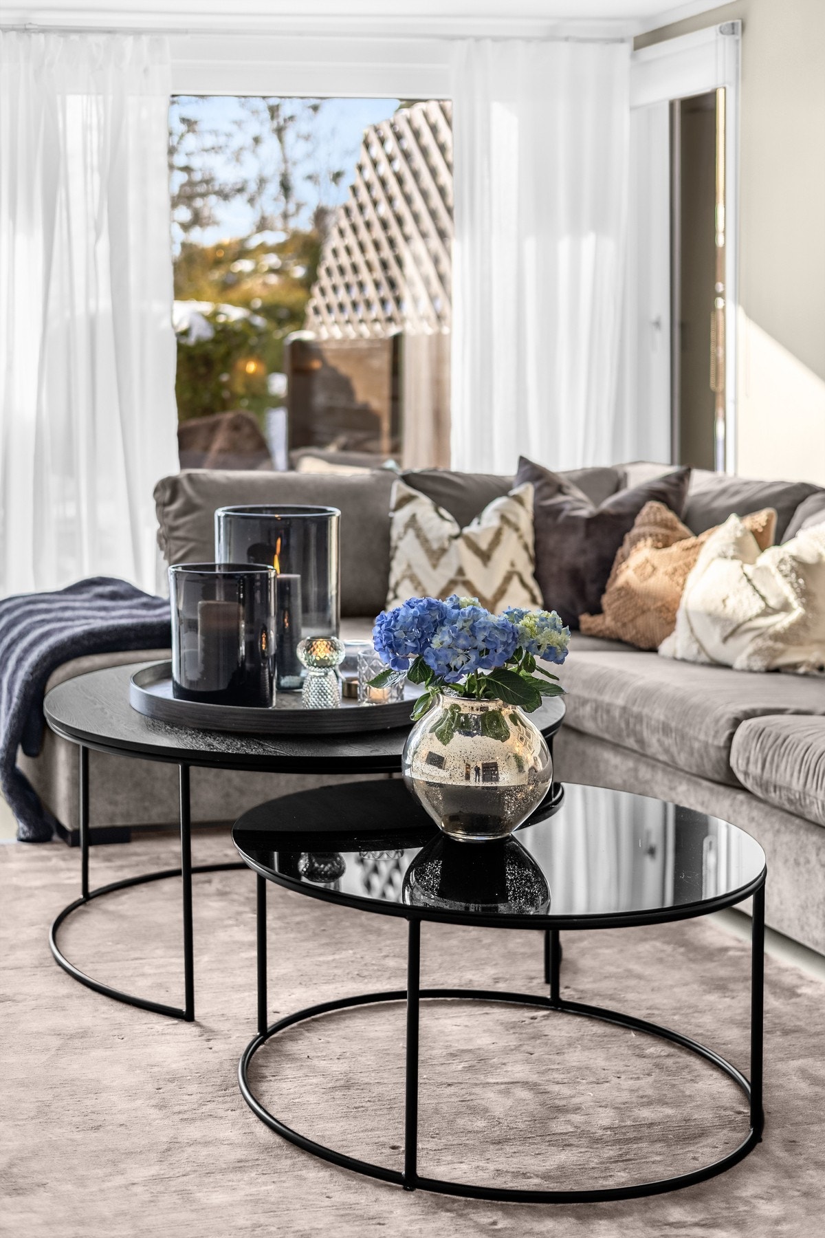 Detalj - stue. Et rom det er lett å bli glad i. Utenfor finnes en flott egen uteplass. Vi tar turen ut.. Galleribilde