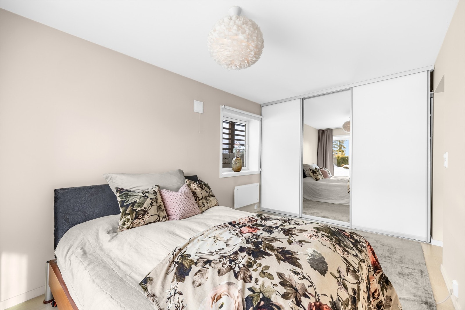 Romslig soverom med stor skyvedørsgarderobe Galleribilde