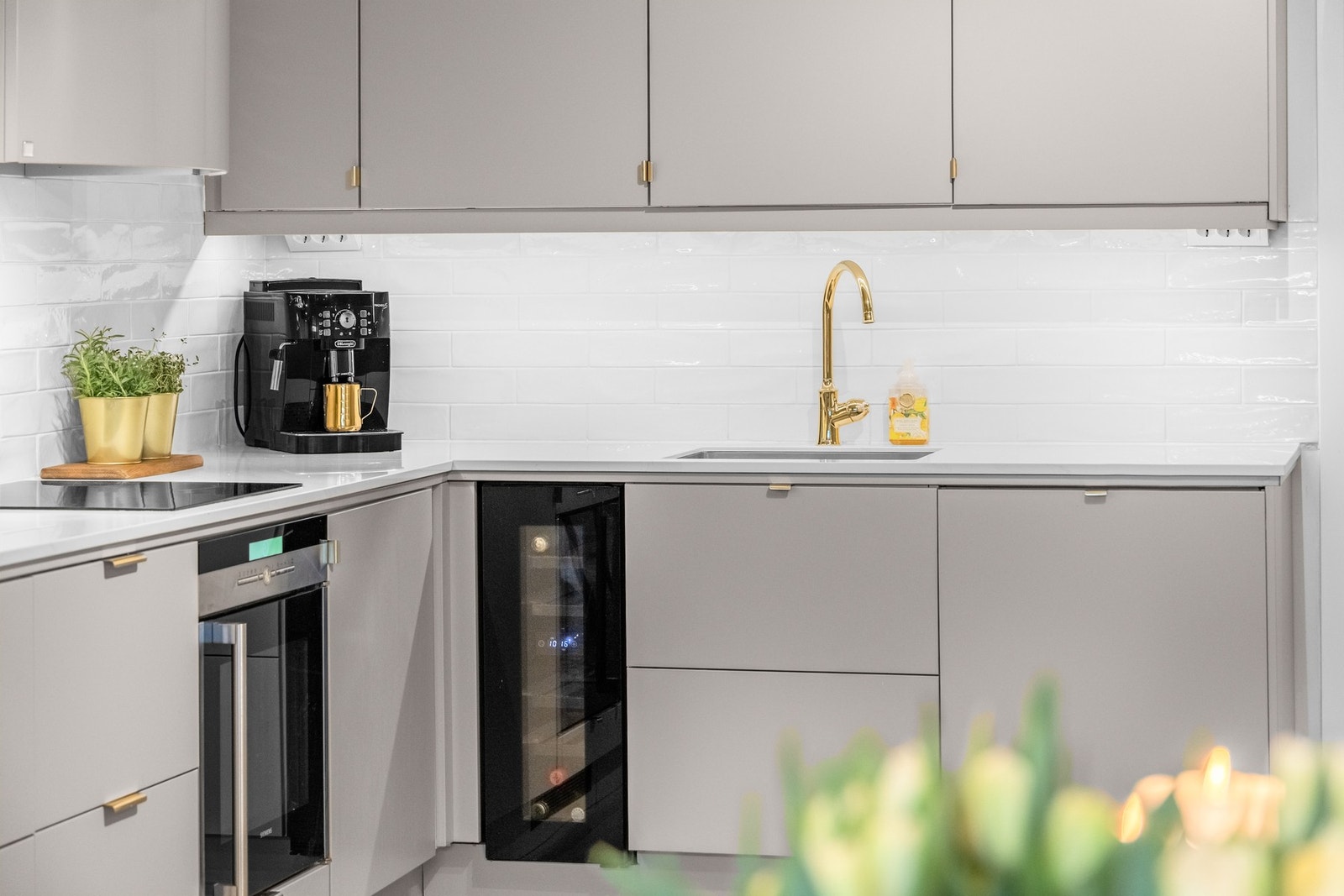 Detalj - kjøkken. En spennende fargekombinasjon løfter inntrykket av kjøkkenet Galleribilde