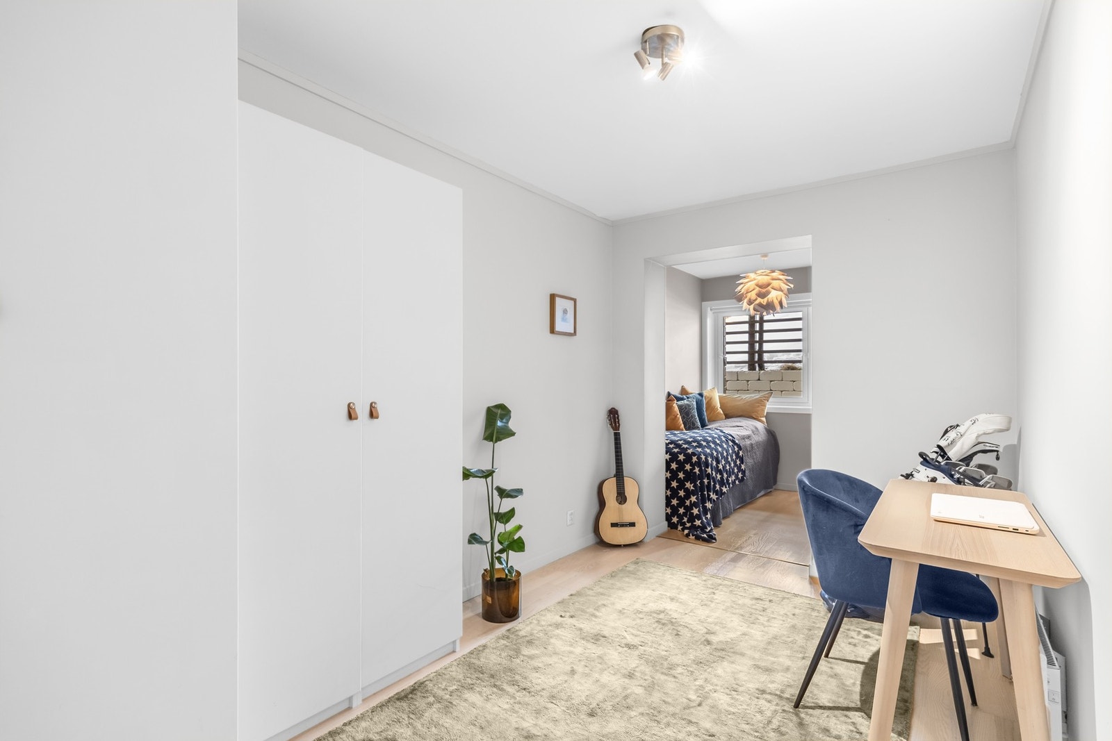 Leilighetens siste soverom med "forstue" og sovesone innerst. Oppbevaringsplass i garderobeskap Galleribilde