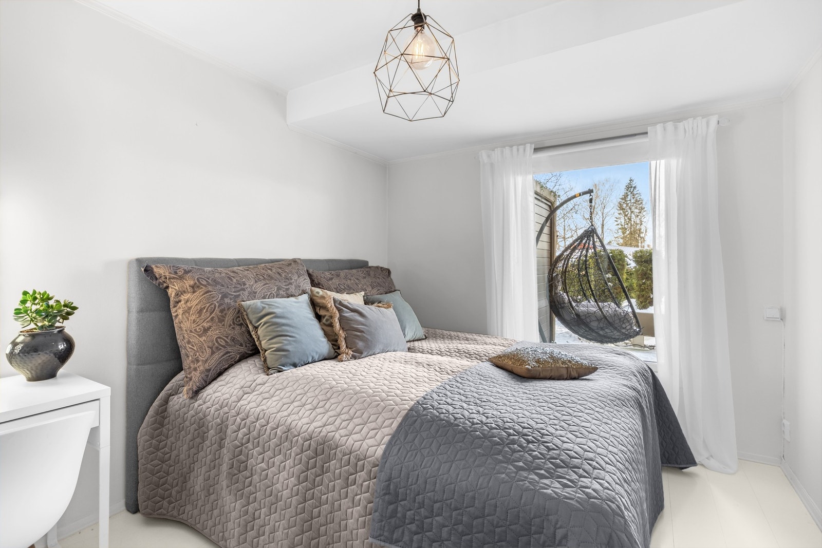 Soverom - også dette soverommet er stort nok til å møblere med dobbeltseng Galleribilde