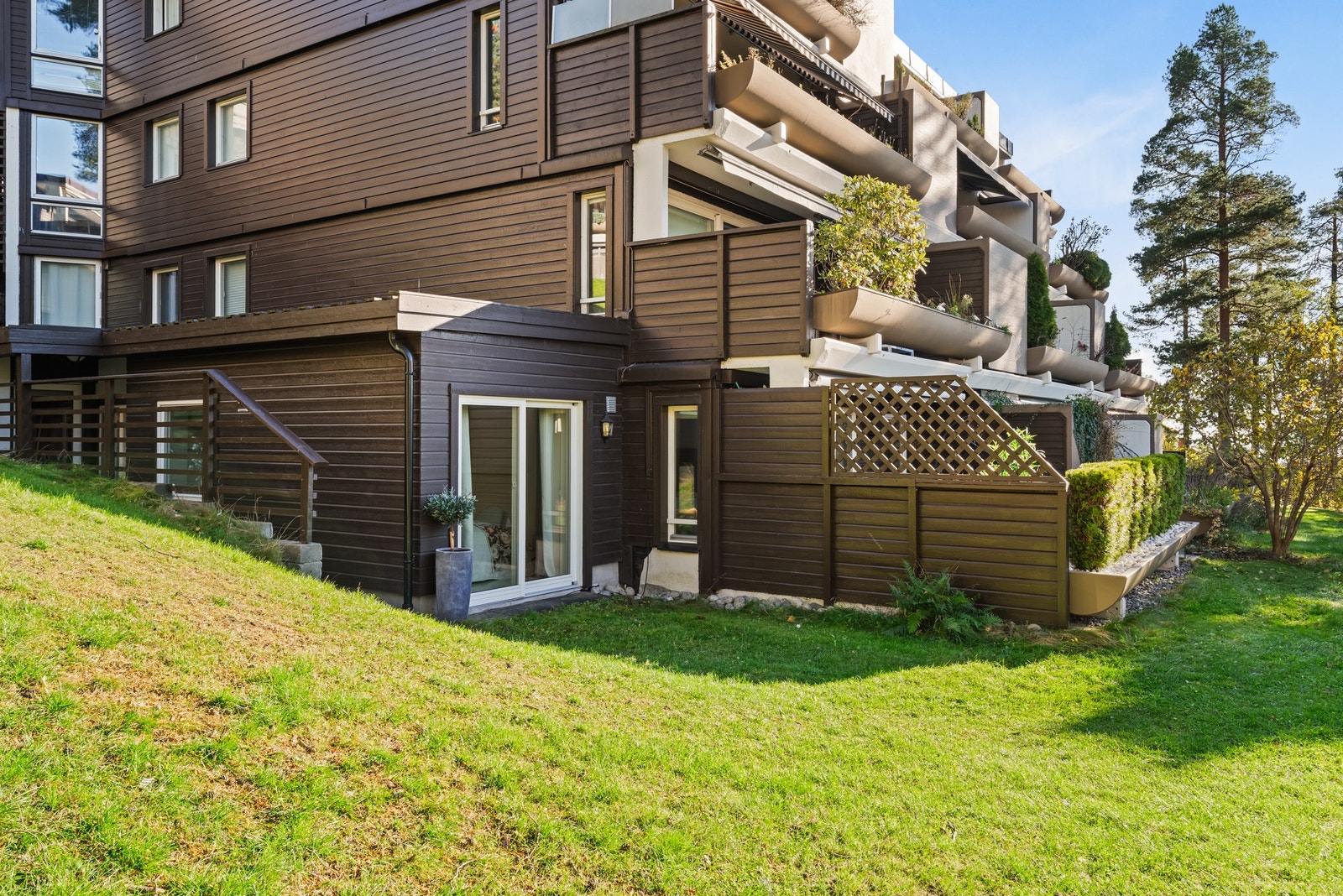 Sommer - perfekt med utgang til fellesareal både fra markterrassen og fra kjøkkenet Galleribilde