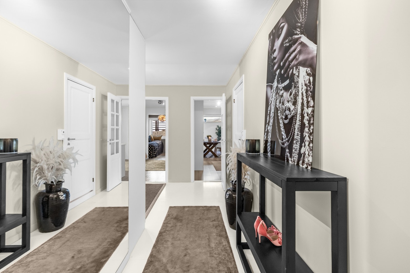 Entrè med adkomst til kjøkken, stue, to soverom, bad og innvendig bod Galleribilde