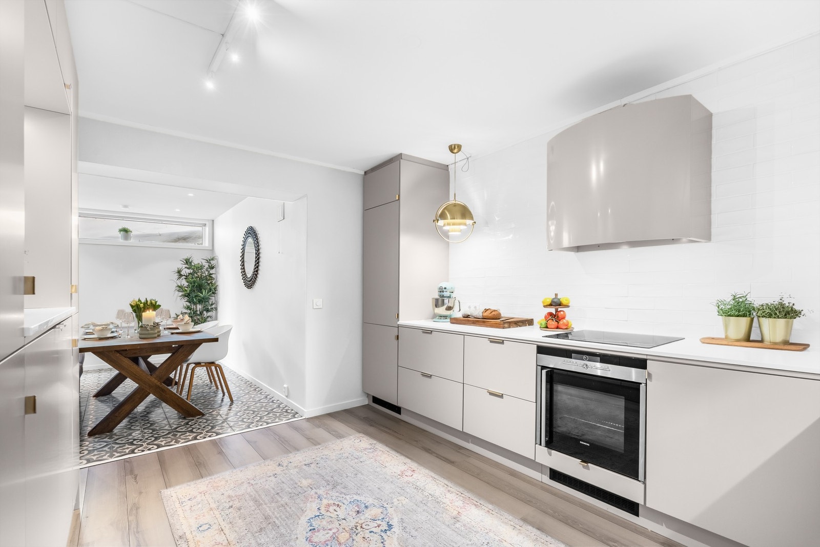 Kjøkkenet oppleves som langt mer enn bare et kjøkken. Dette er et allrom med stor plass til mange gjester rundt bordet Galleribilde