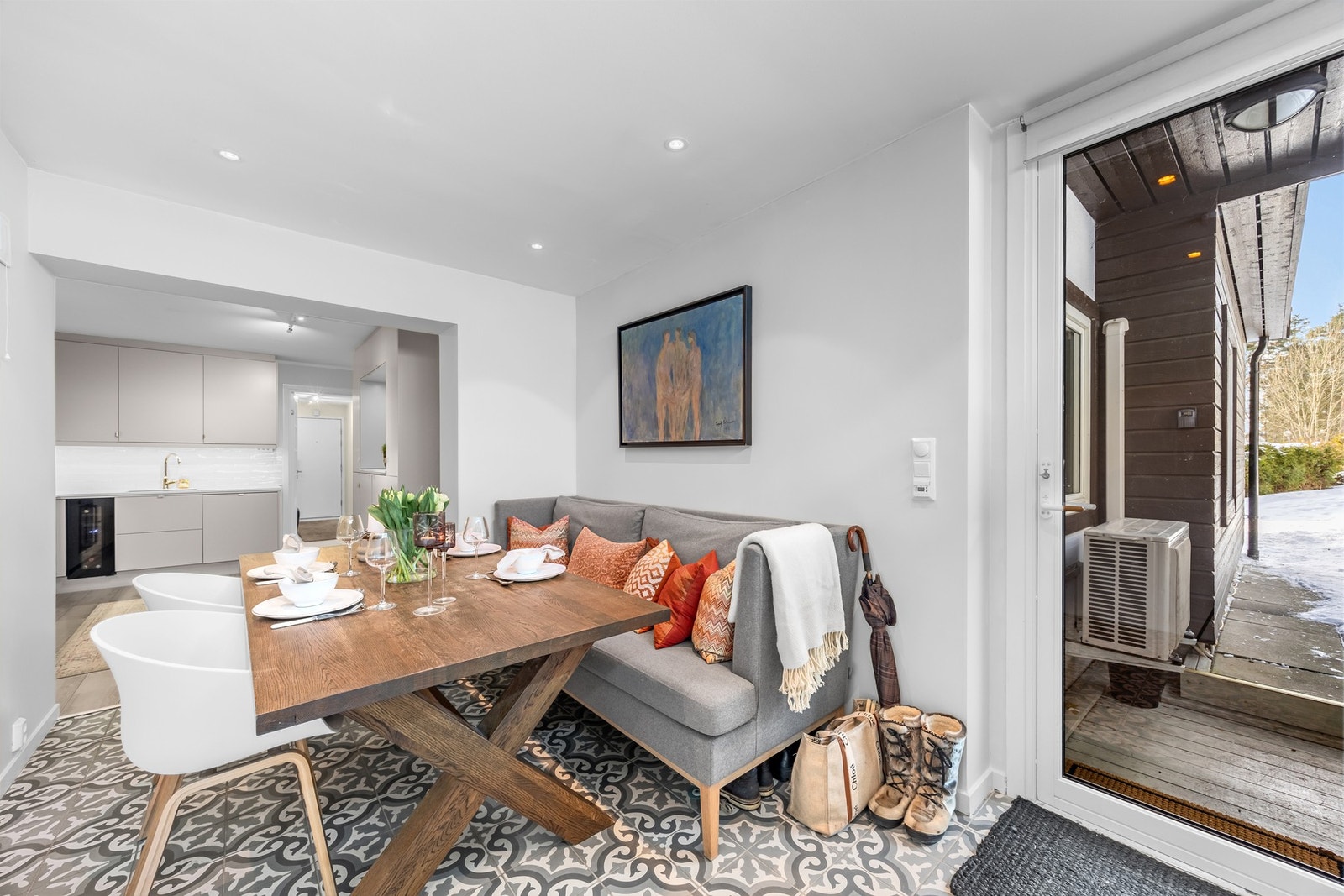 Med direkte adkomst ut i hagen blir livet i Olav Aukrust vei 12 litt enklere Galleribilde