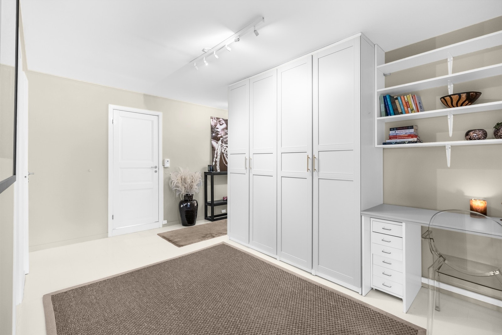 Svært romslig og tiltalende entrè med plassbygd garderobeskap og plass til f.eks hjemmekontor Galleribilde