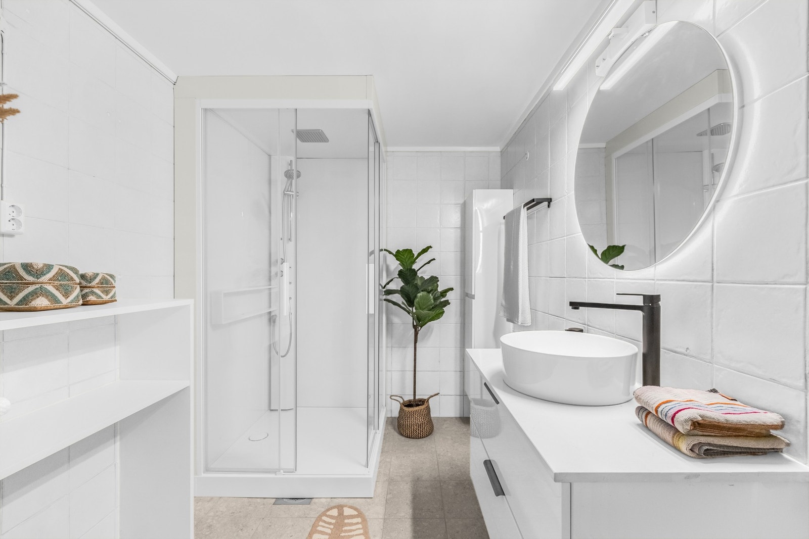 Moderne bad, oppusset i 2025/2026. Gulvvarme. Nytt dusjkabinett, Glax 2.2, montert desember 2025 Galleribilde