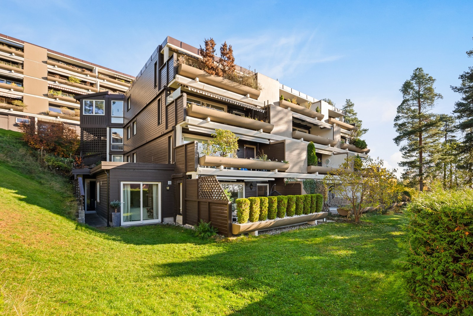 Sommerbilde - leiligheten er den største nede på bakkeplan Galleribilde