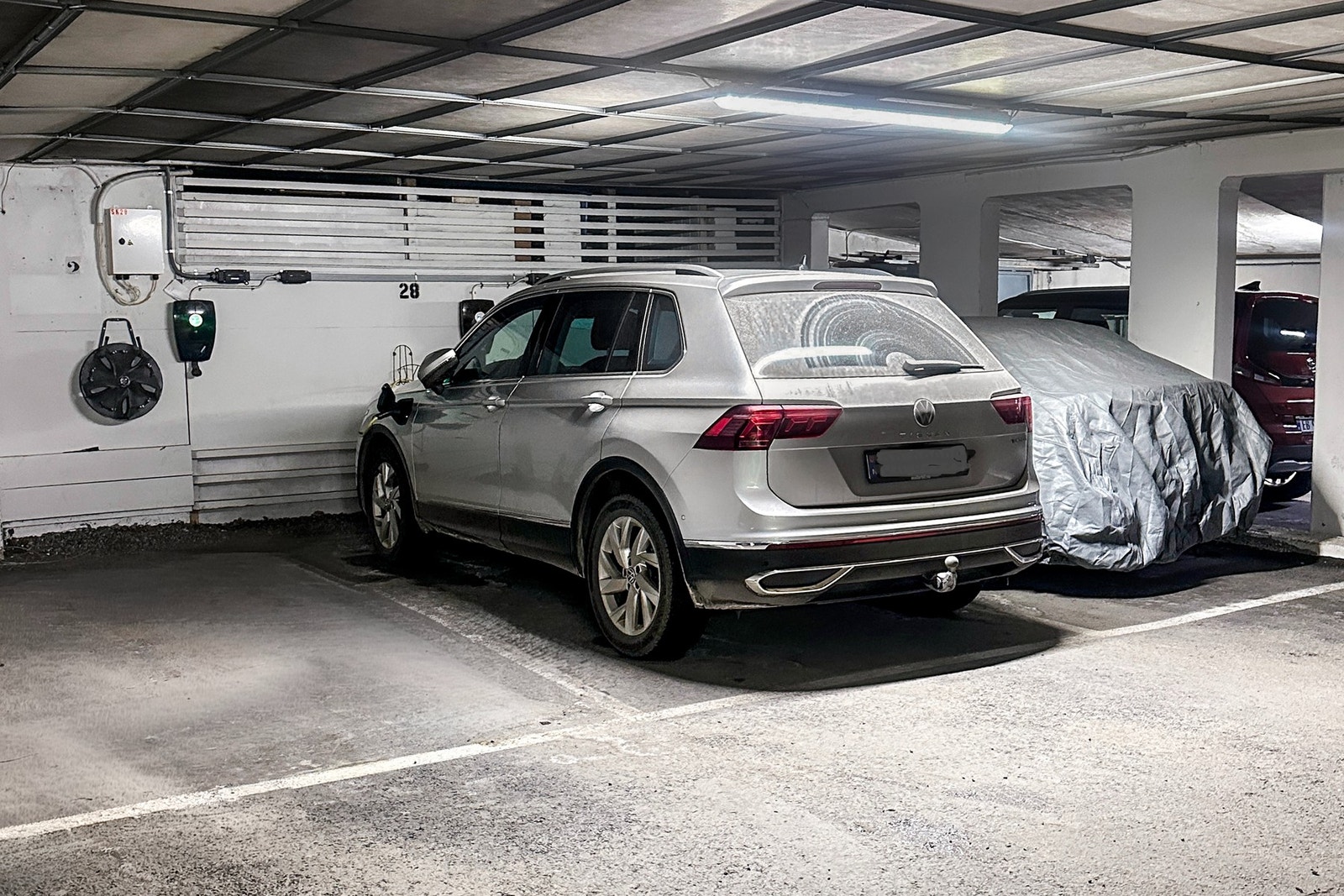 Det medfølger en p-plass (til venstre i bildet) med Zaptech elbil-lader i lukket garasjeanlegg Galleribilde