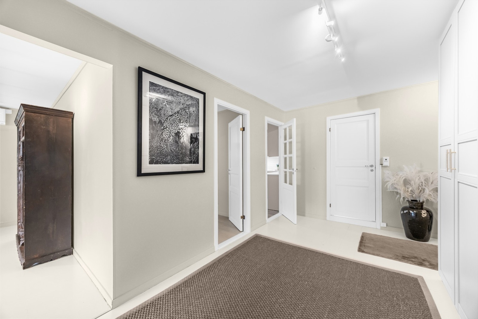 Entrè mot stue, ett av soverommene, kjøkken og bad Galleribilde