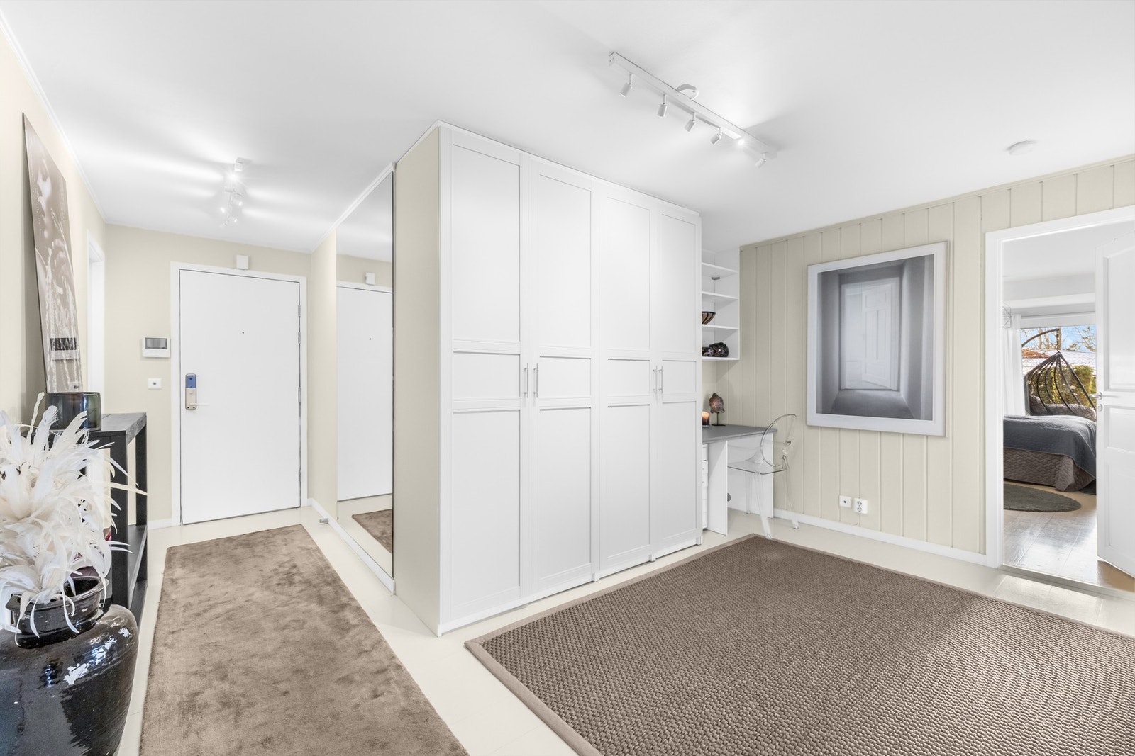 Entrèen gir et veldig godt førsteinntrykk og den gode plassen gjør det ekstra hyggelig å komme hjem Galleribilde