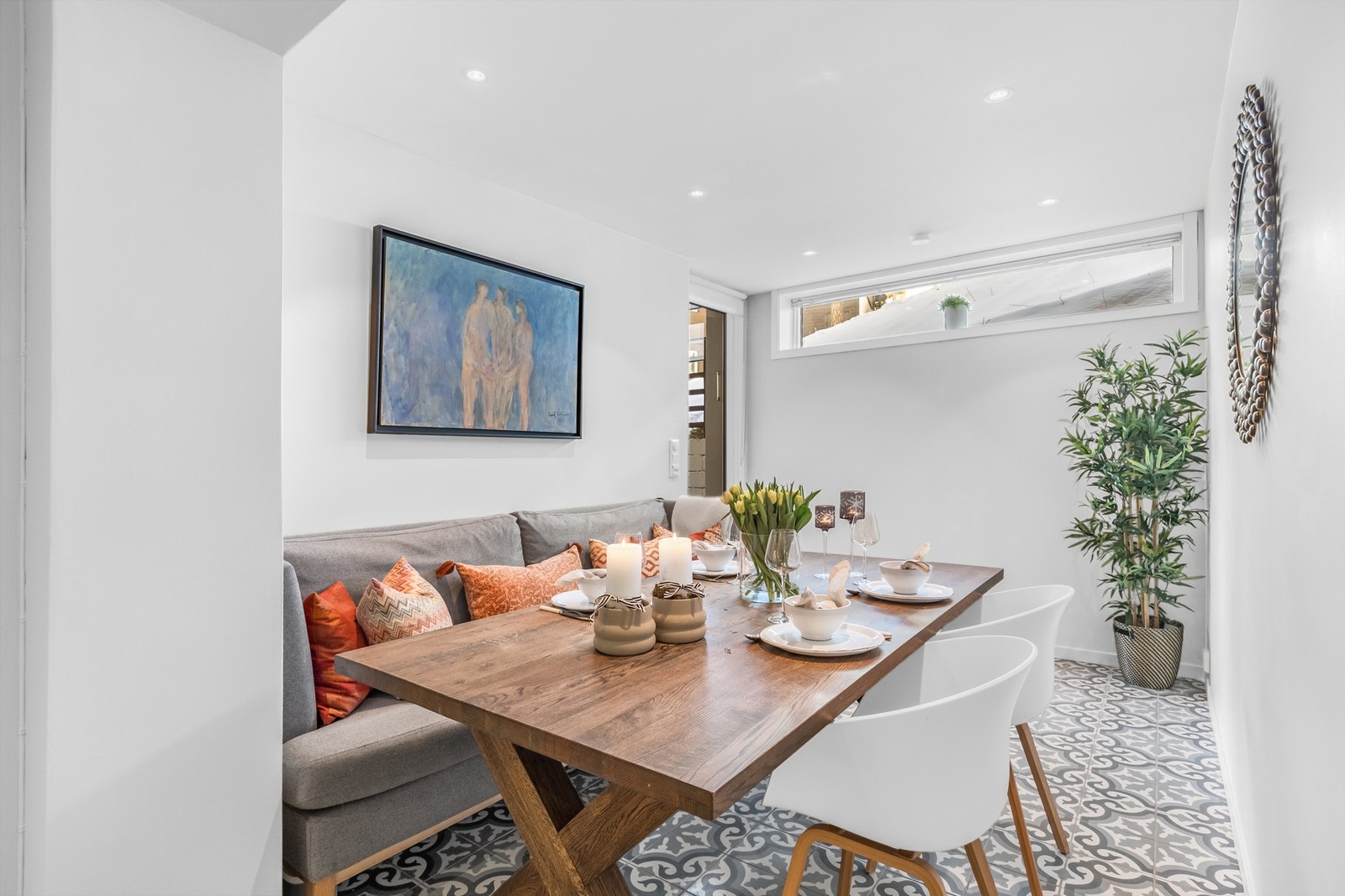 Spiseplassen er en forlengelse av kjøkkenet. Rommet oppleves som en koselig, ekstra oppholdssone med separat utgang til fellesareal. Downlights i tak (nye i 2025) Galleribilde