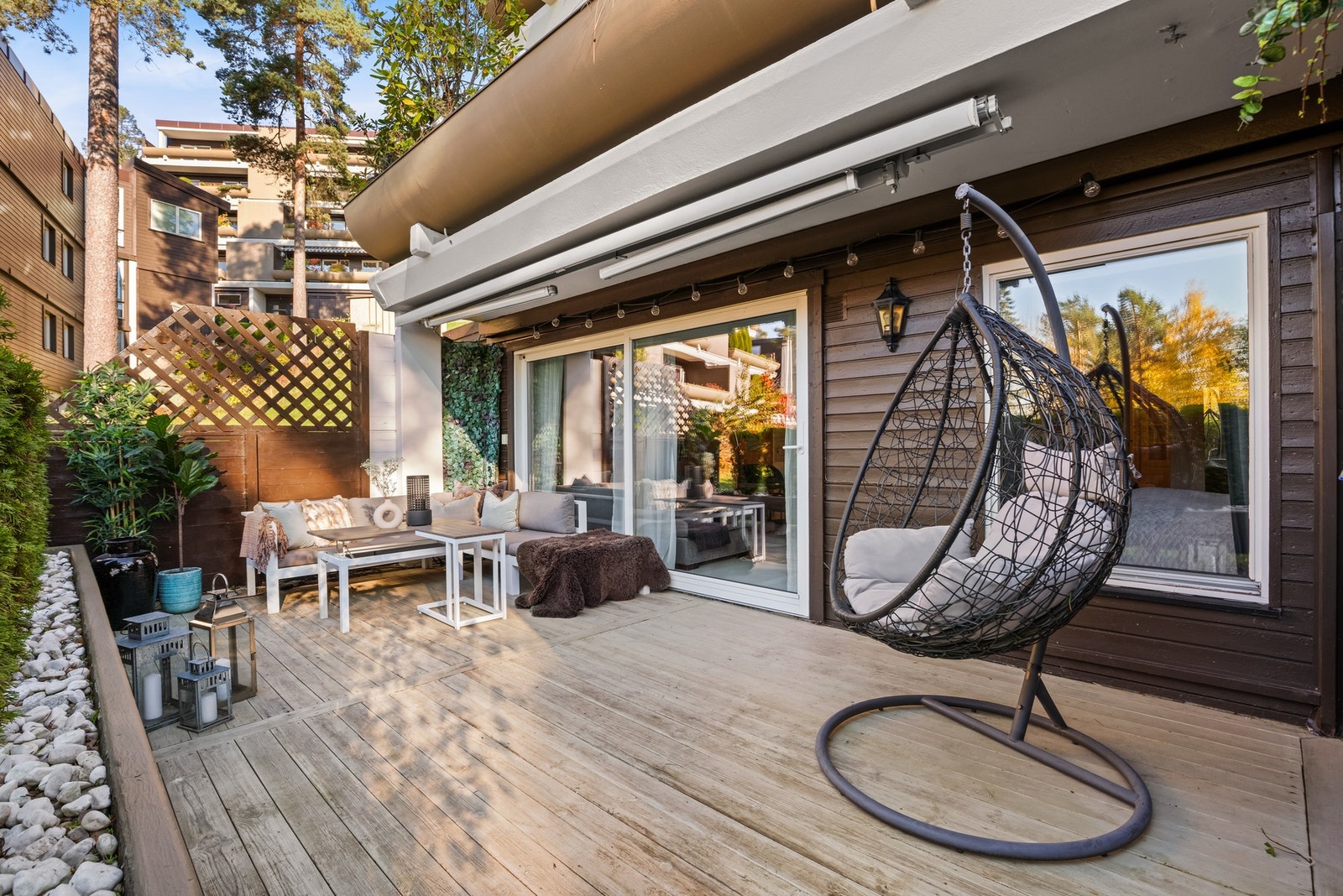 Stor flott uteplass - bildet er tatt på sensommeren 2025 Galleribilde