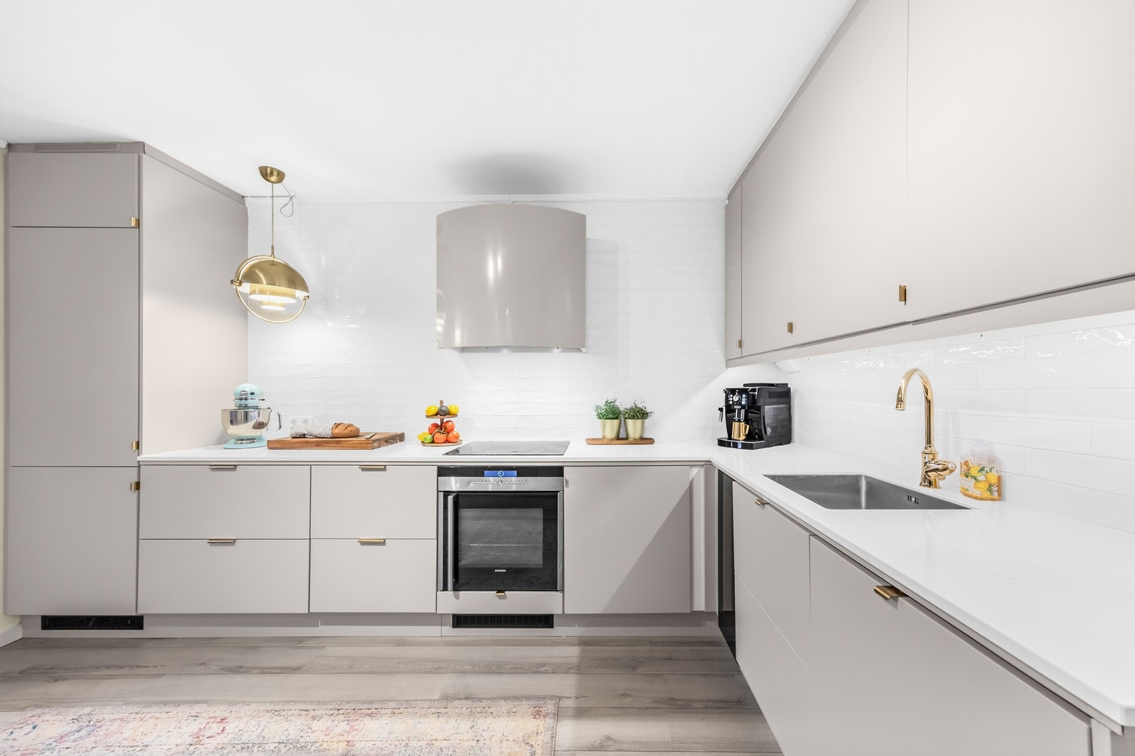 Stort, delikat og velutstyrt kjøkken (fra 2023) med innredning som er godt tilpasset rommets utforming. Galleribilde