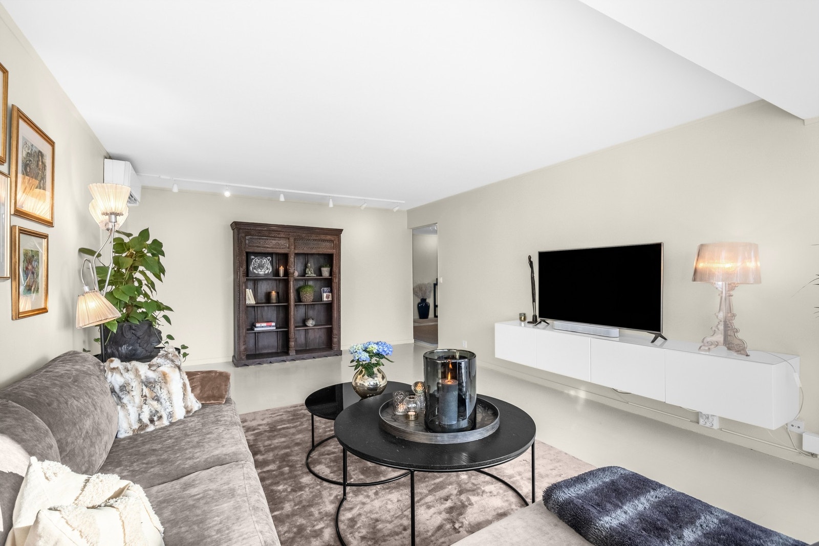 Stue mot entrè. Det er montert varmepumpe som ekstra, effektiv varmekilde Galleribilde