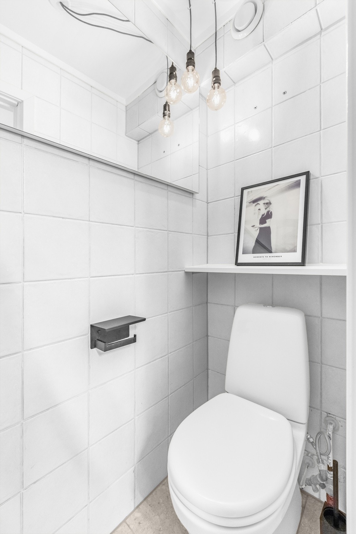 Separat toalett - også med nye gulvfliser Galleribilde