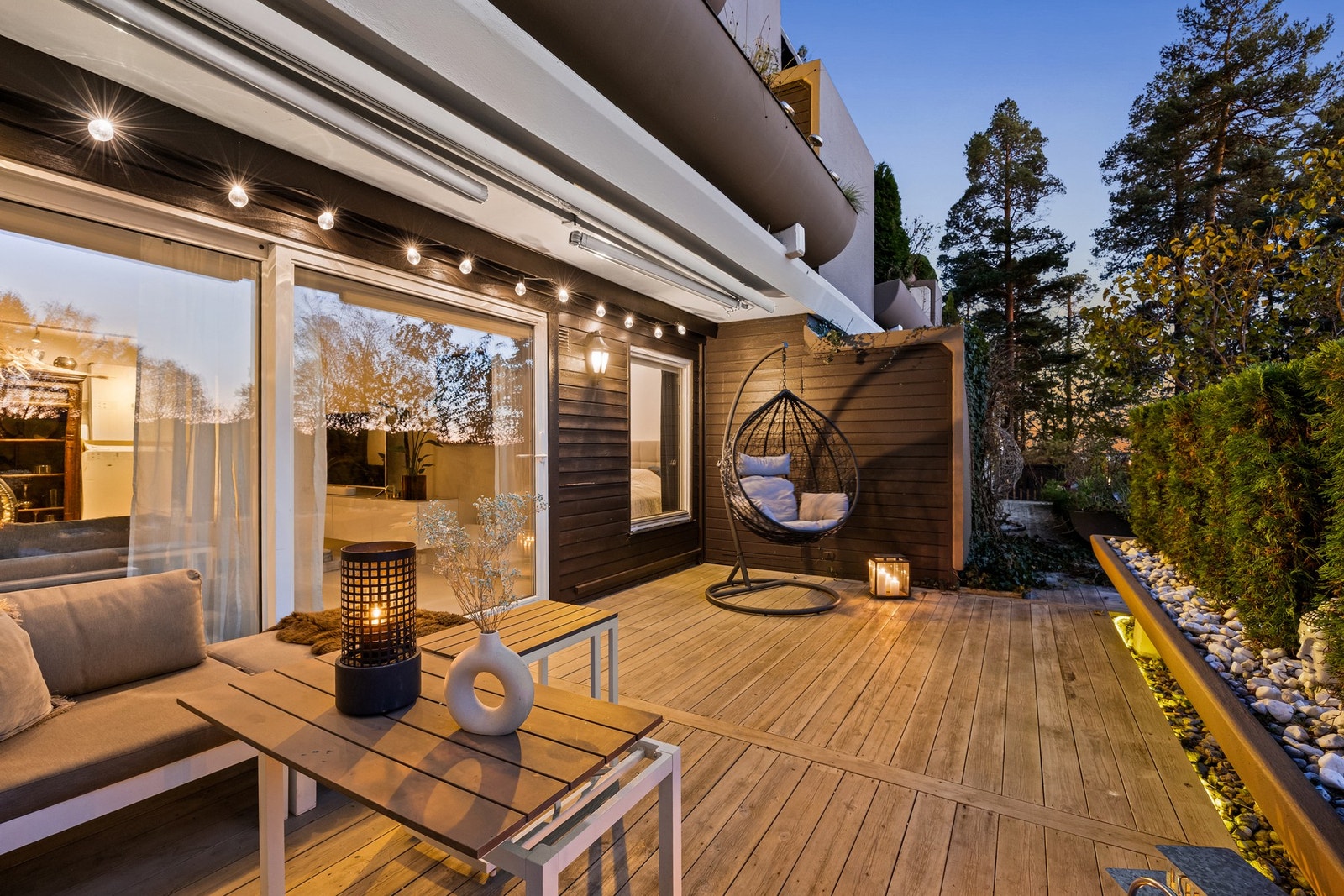 Den store uteplassen (ca 20 kvm) forlenger stuen hele sommerhalvåret. Her ute er det god plass og hekk mot fellesarealet rammer inn din egen uteplass Galleribilde