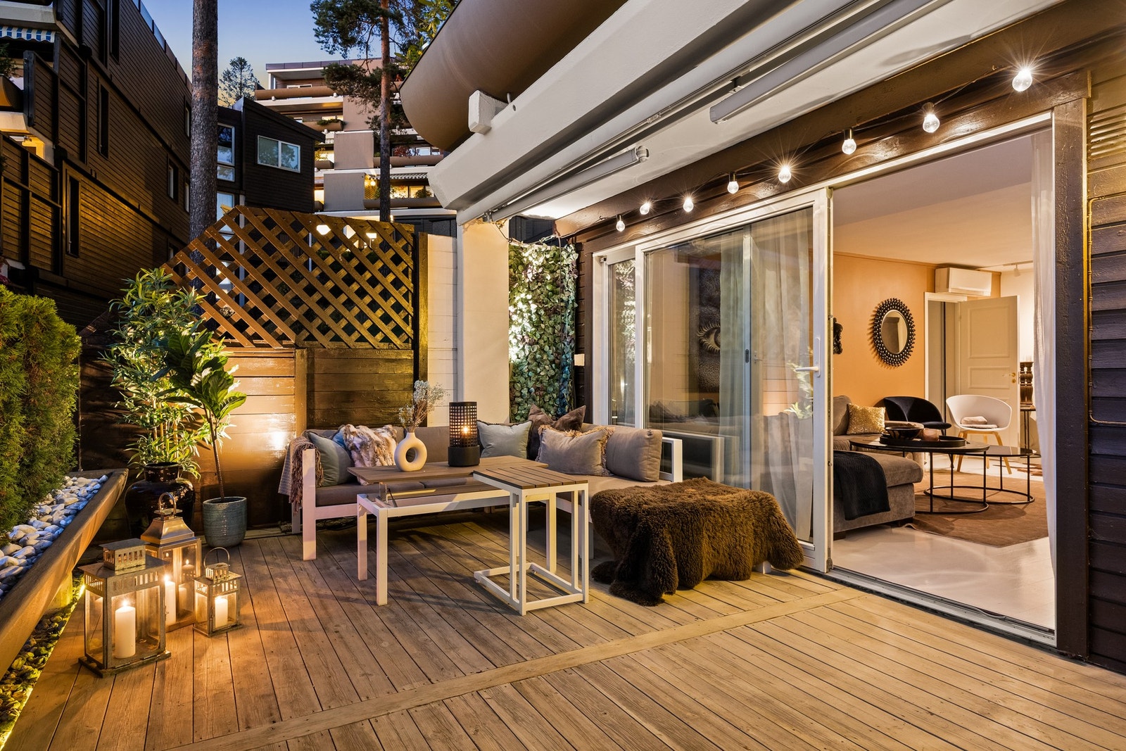 Markterrassen på ca. 20 kvm er en herlig forlengelse av stuen hele sommerhalvåret. Bildet er tatt i sommer Galleribilde