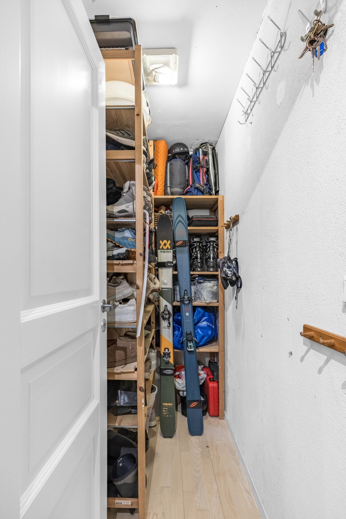 Praktisk innvendig bod - et uvurderlig rom når det er mye utstyr å holde styr på Galleribilde