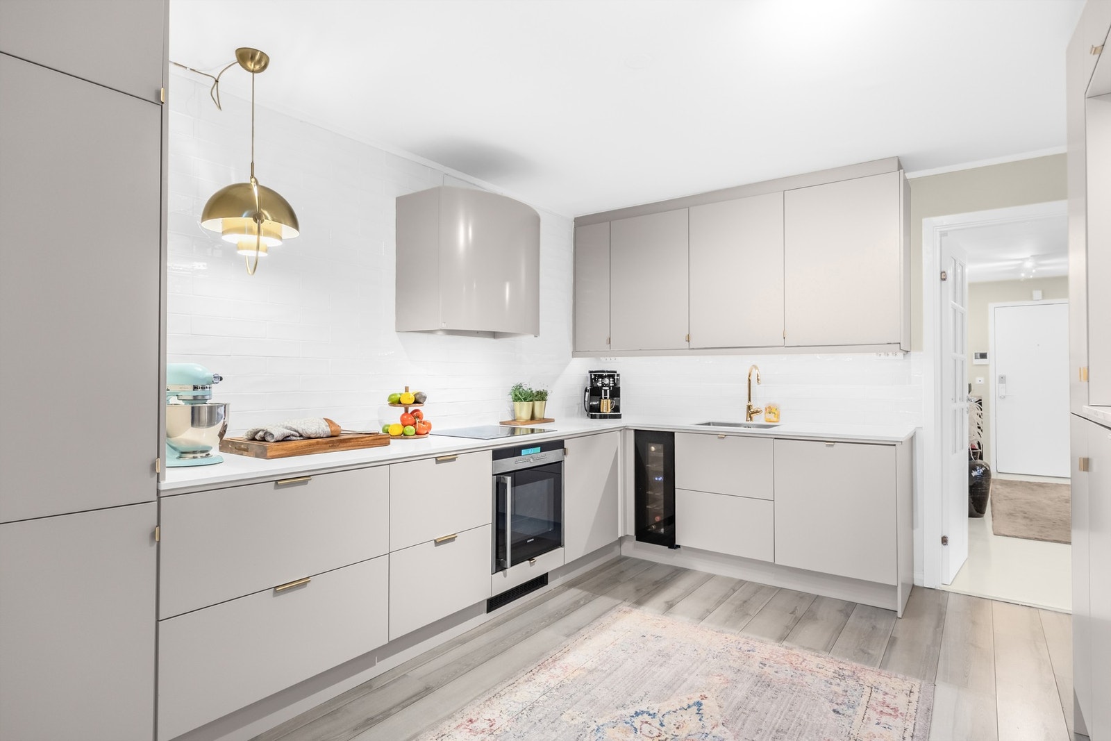 Det er godt med oppbevaringsplass i både over- og underskap. Integrert kjøl/frys, komfyr, oppvaskmaskin og vinskap Galleribilde