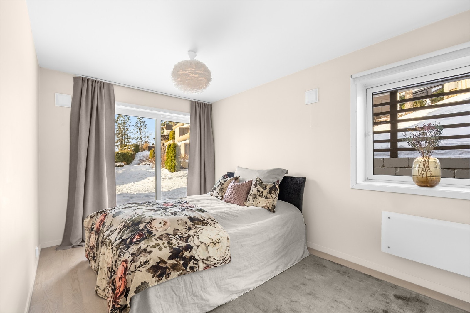 Soverom med vindu både mot vest og nordøst Galleribilde