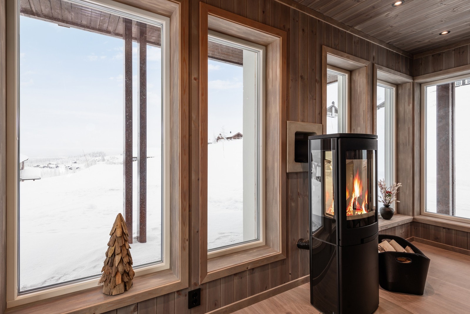 Sentralt i rommet står peisovnen for hygge og varme. Galleribilde