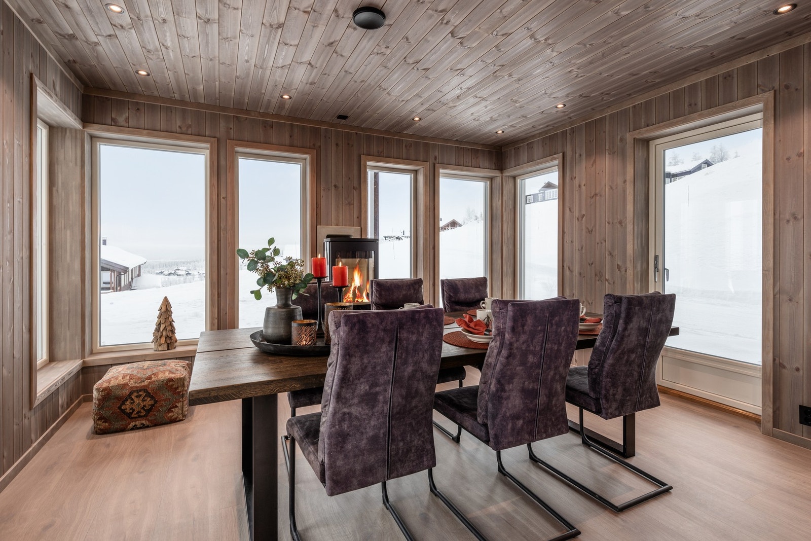 Fra spisestuen er det utgang til terrasse. Galleribilde