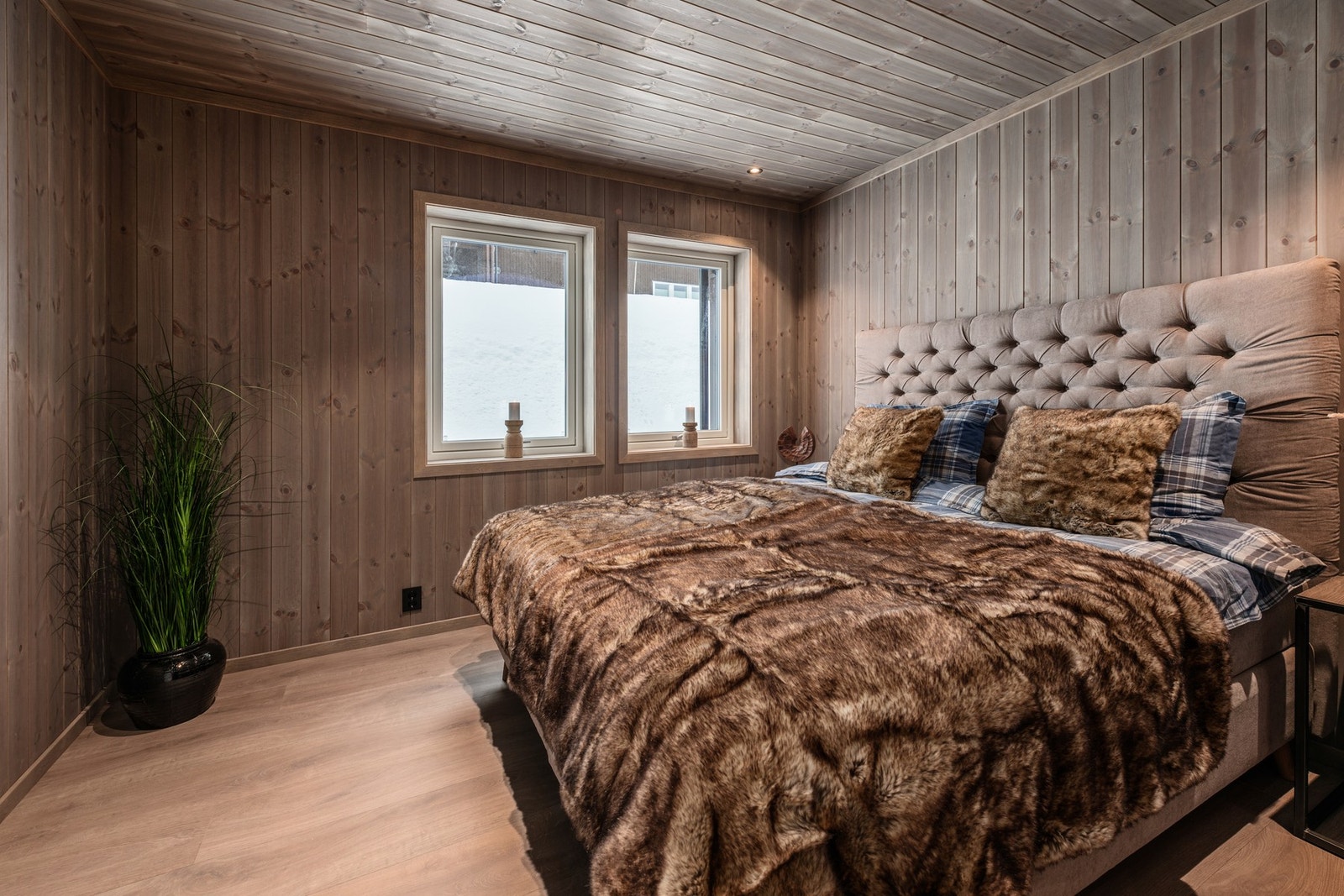 Romslig hovedsoverom med plass til dobbeltseng, garderobe og annet møblement. Galleribilde