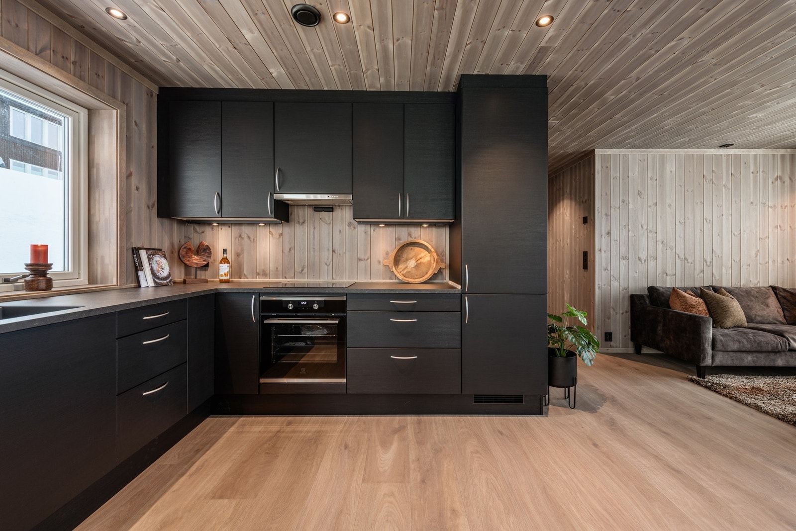 Innbydende og lekkert kjøkken i en moderne farge. Galleribilde