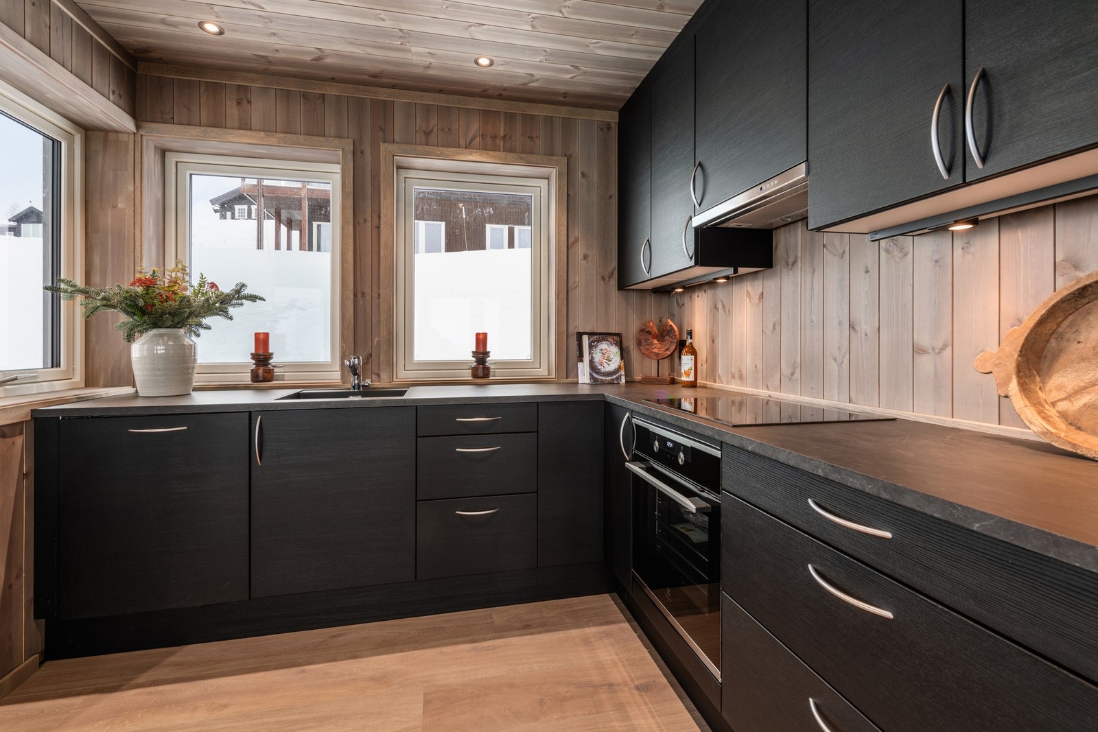 Kjøkkenet har godt med skap- og benkeplass og leveres med integrerte hvitevarer. Galleribilde